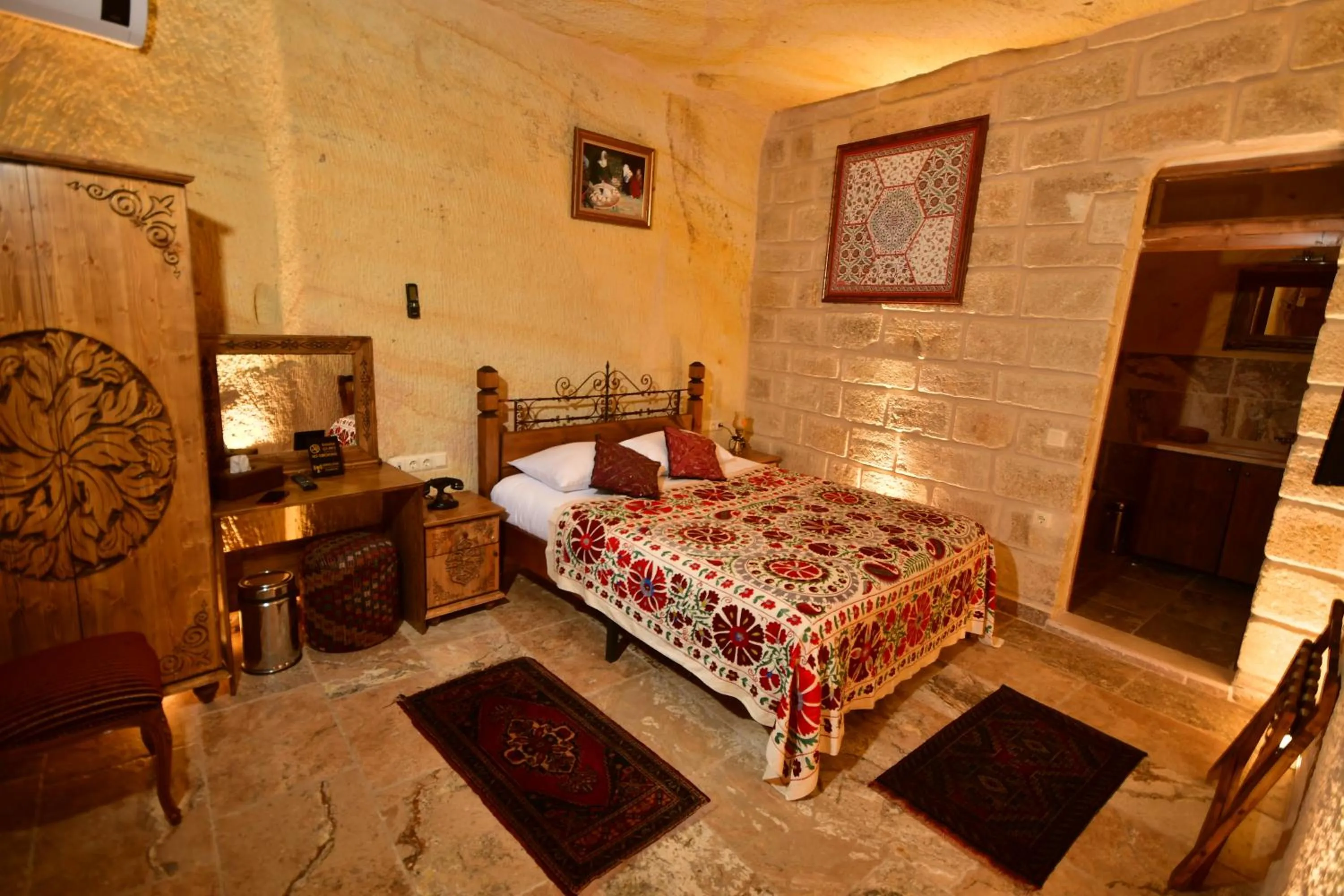Bed in NOSTALJİ CAVE SUİT HOTEL
