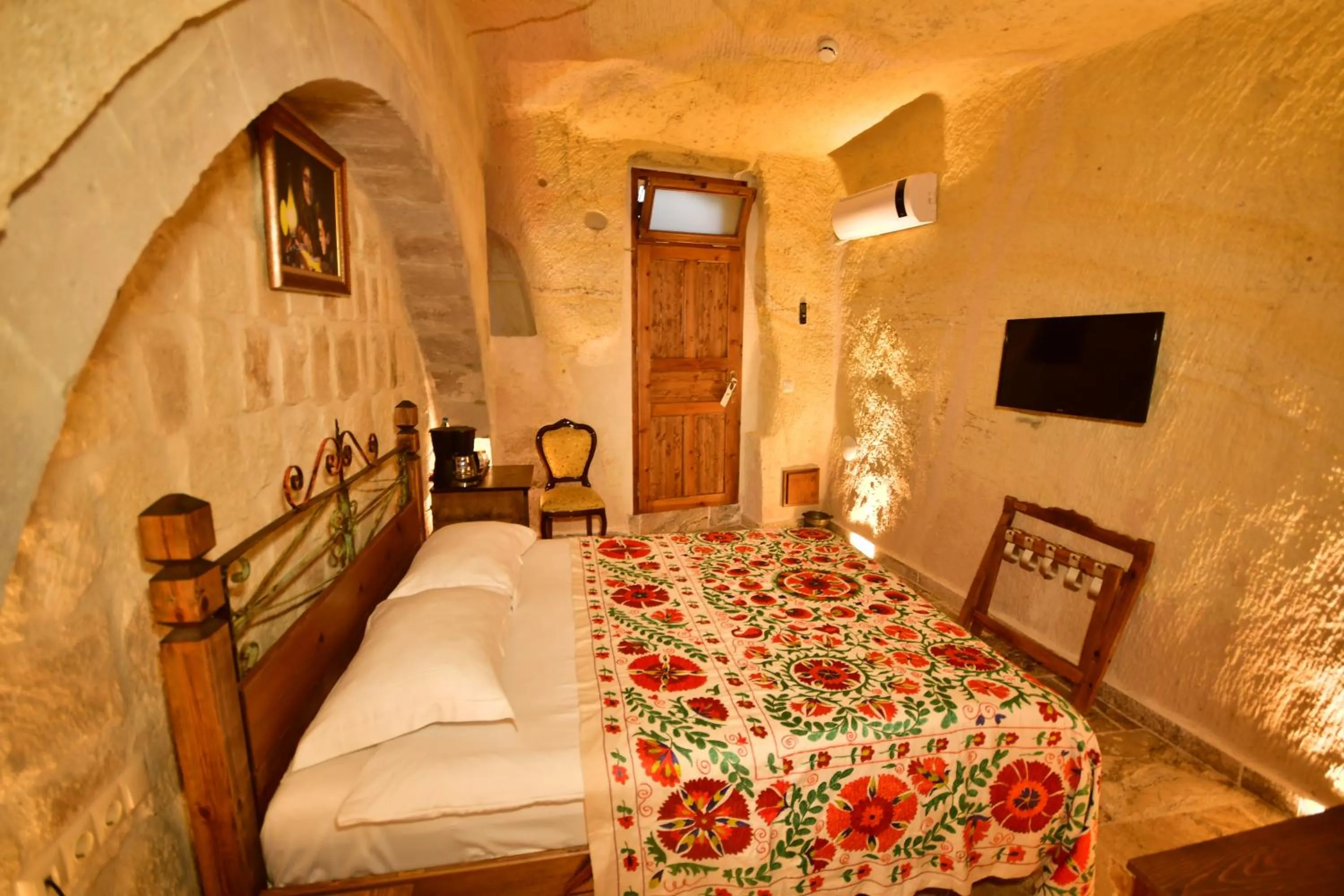 Photo of the whole room, Bed in NOSTALJİ CAVE SUİT HOTEL