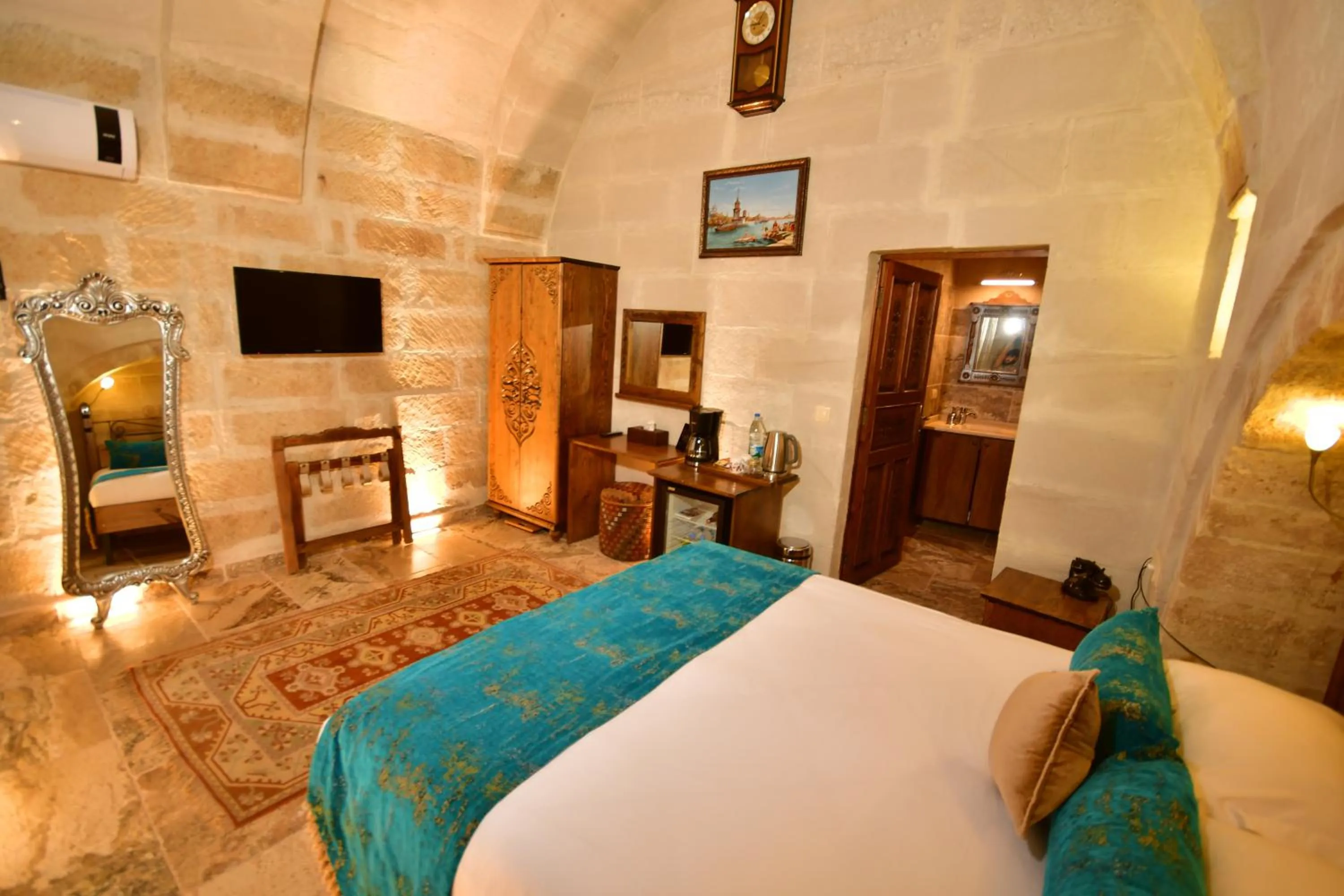 Communal lounge/ TV room, Bed in NOSTALJİ CAVE SUİT HOTEL