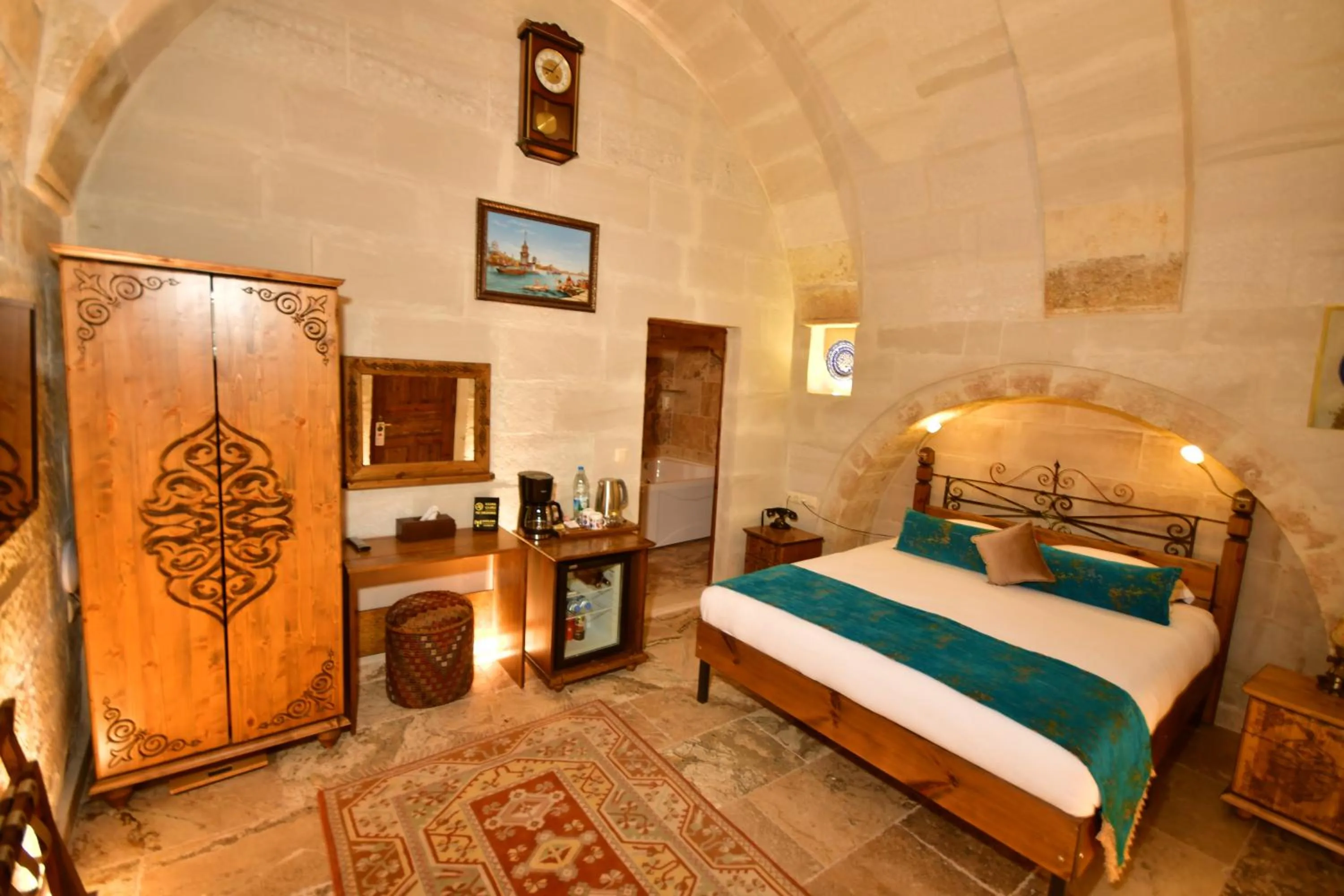 Bed in NOSTALJİ CAVE SUİT HOTEL