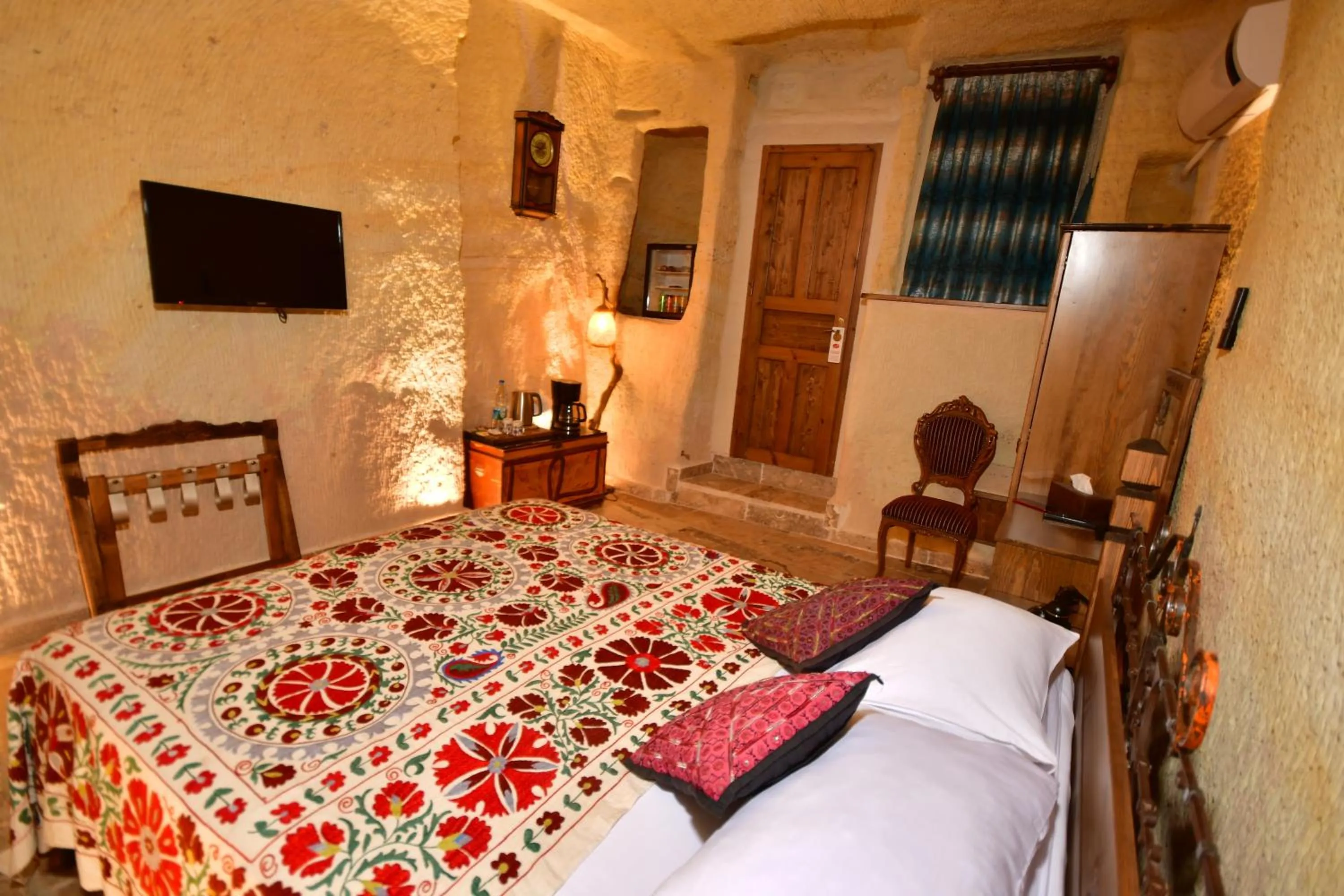Bed in NOSTALJİ CAVE SUİT HOTEL