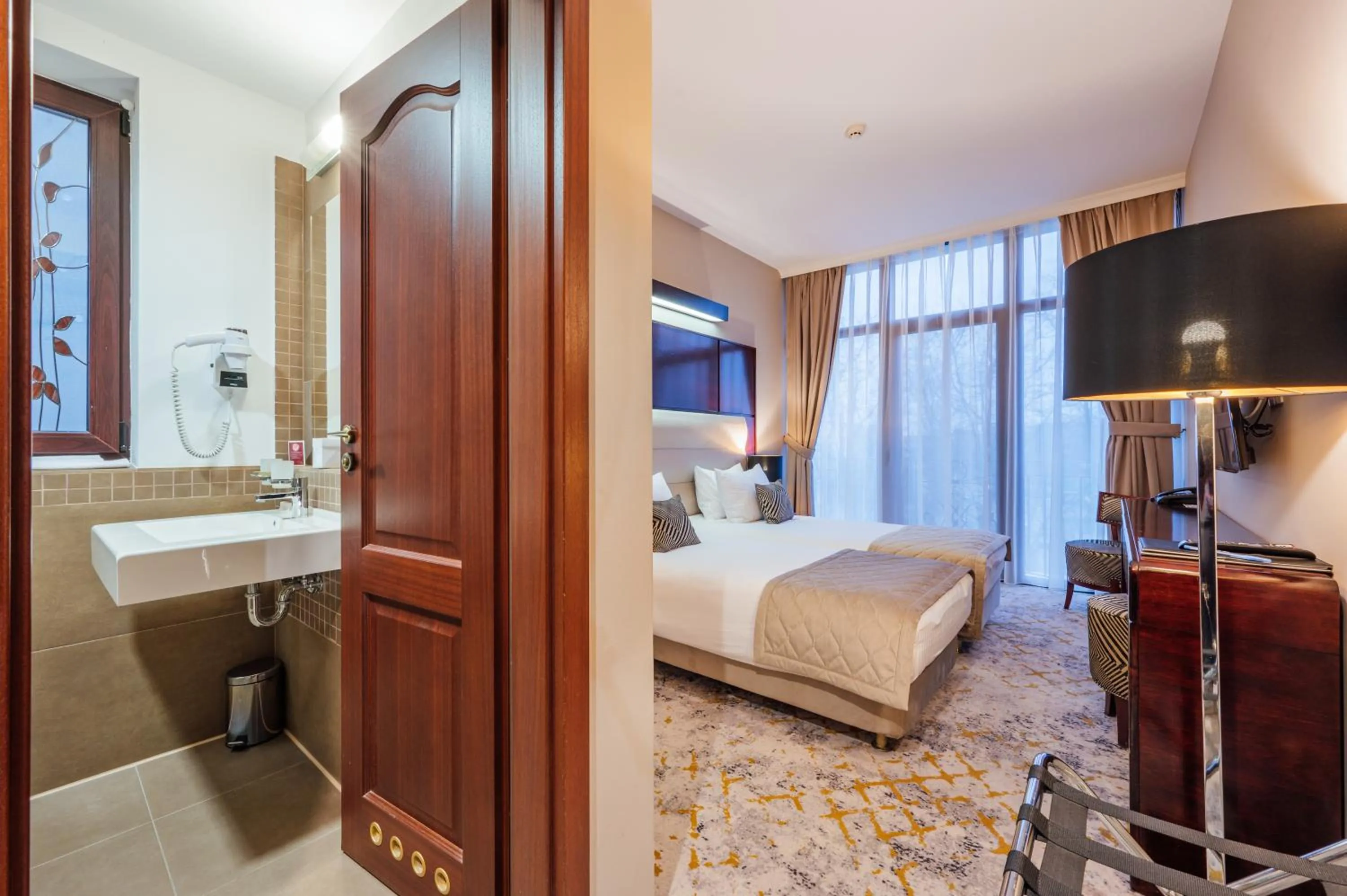 Bathroom, Bed in L`Art Hotel Carei