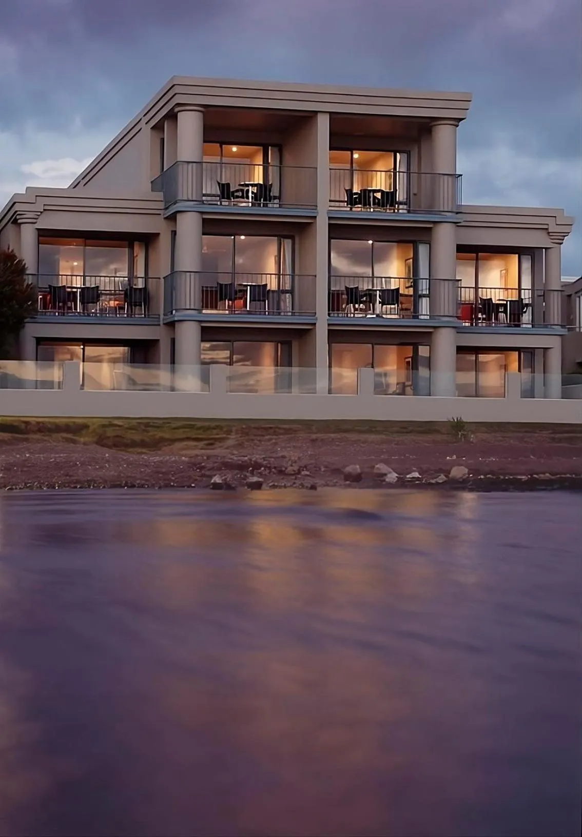 Property building in Boulevard Waters