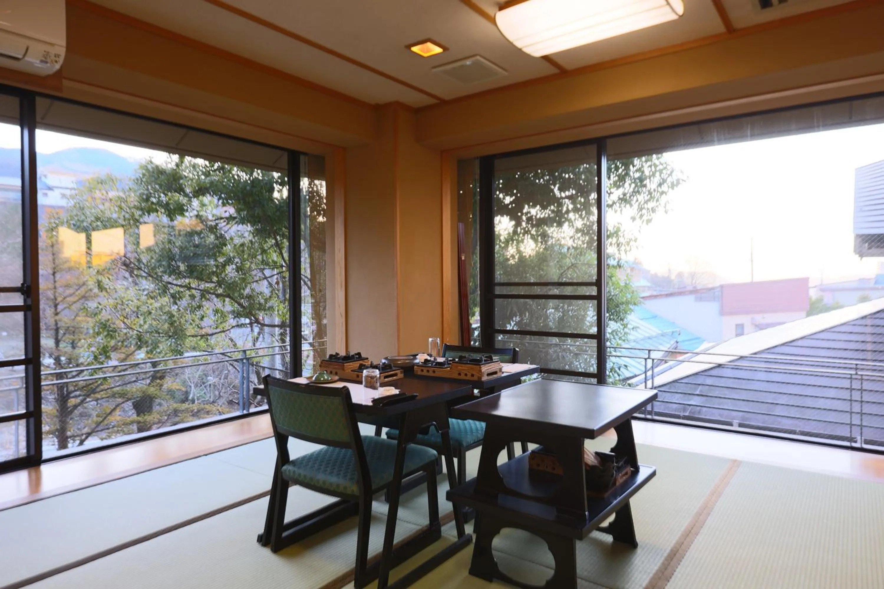 Restaurant/places to eat in Shibu Hotel