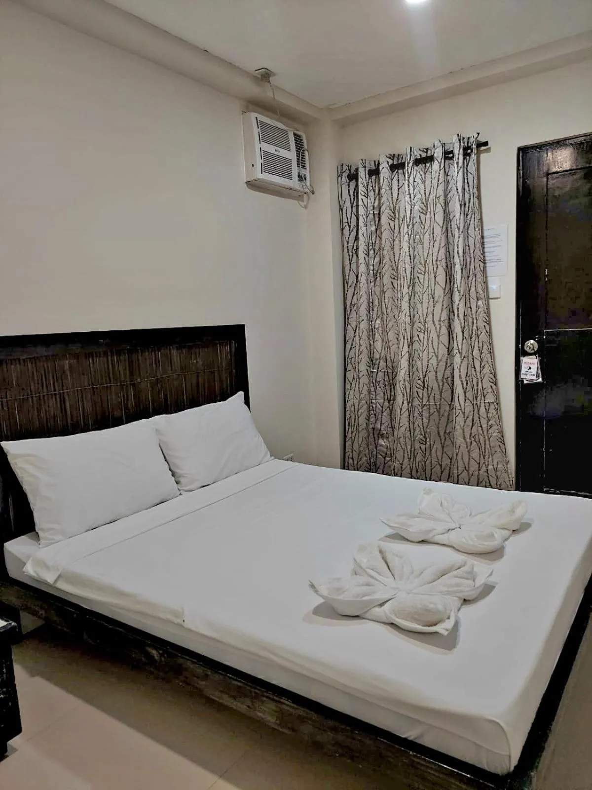 Bed in Avila's Horizon Dive Resort Malapascua