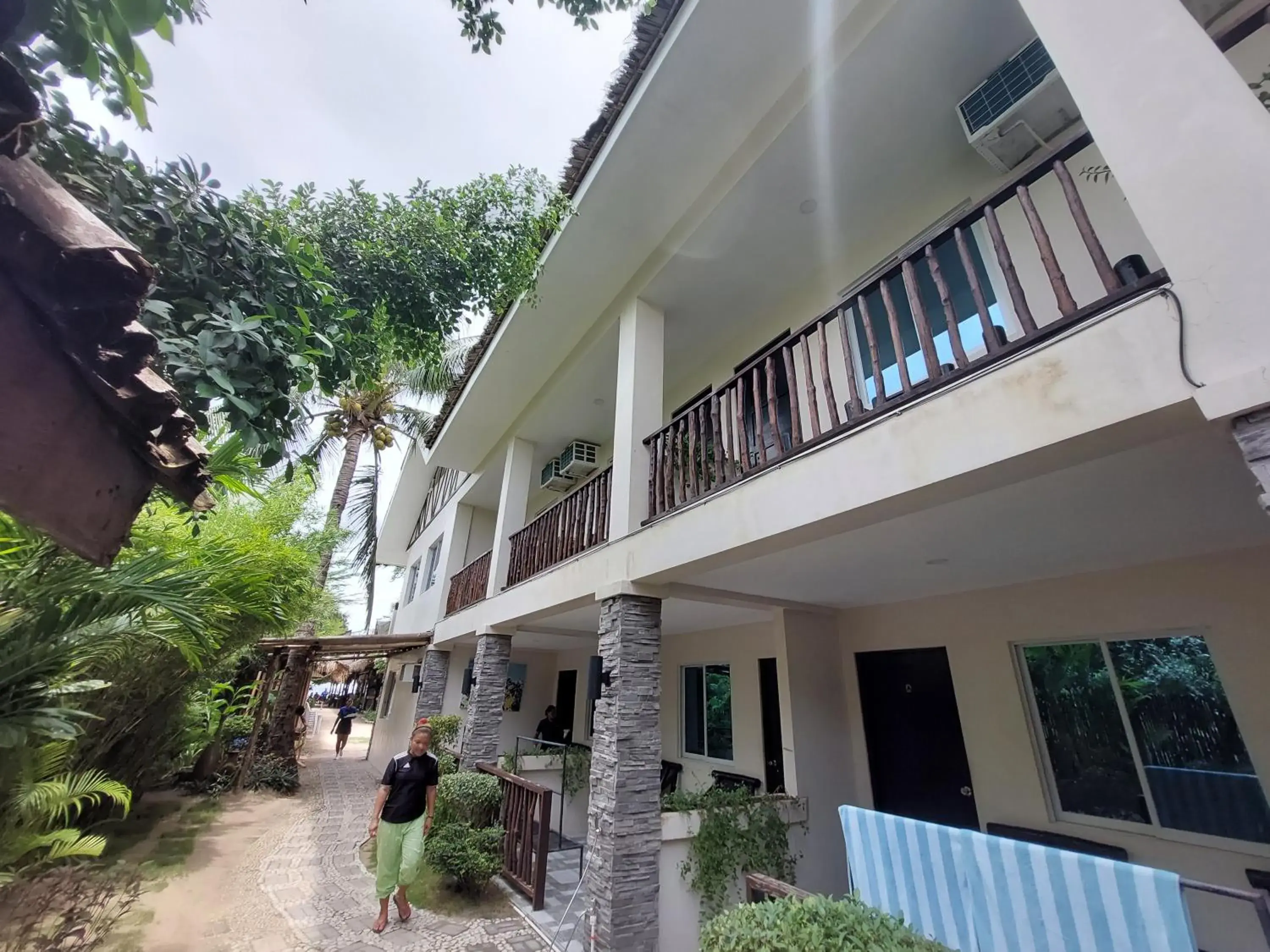 Deluxe Queen Room with Garden View in Avila's Horizon Dive Resort Malapascua Deluxe Queen Room with Garden View in Avila's Horizon Dive Resort Malapascua