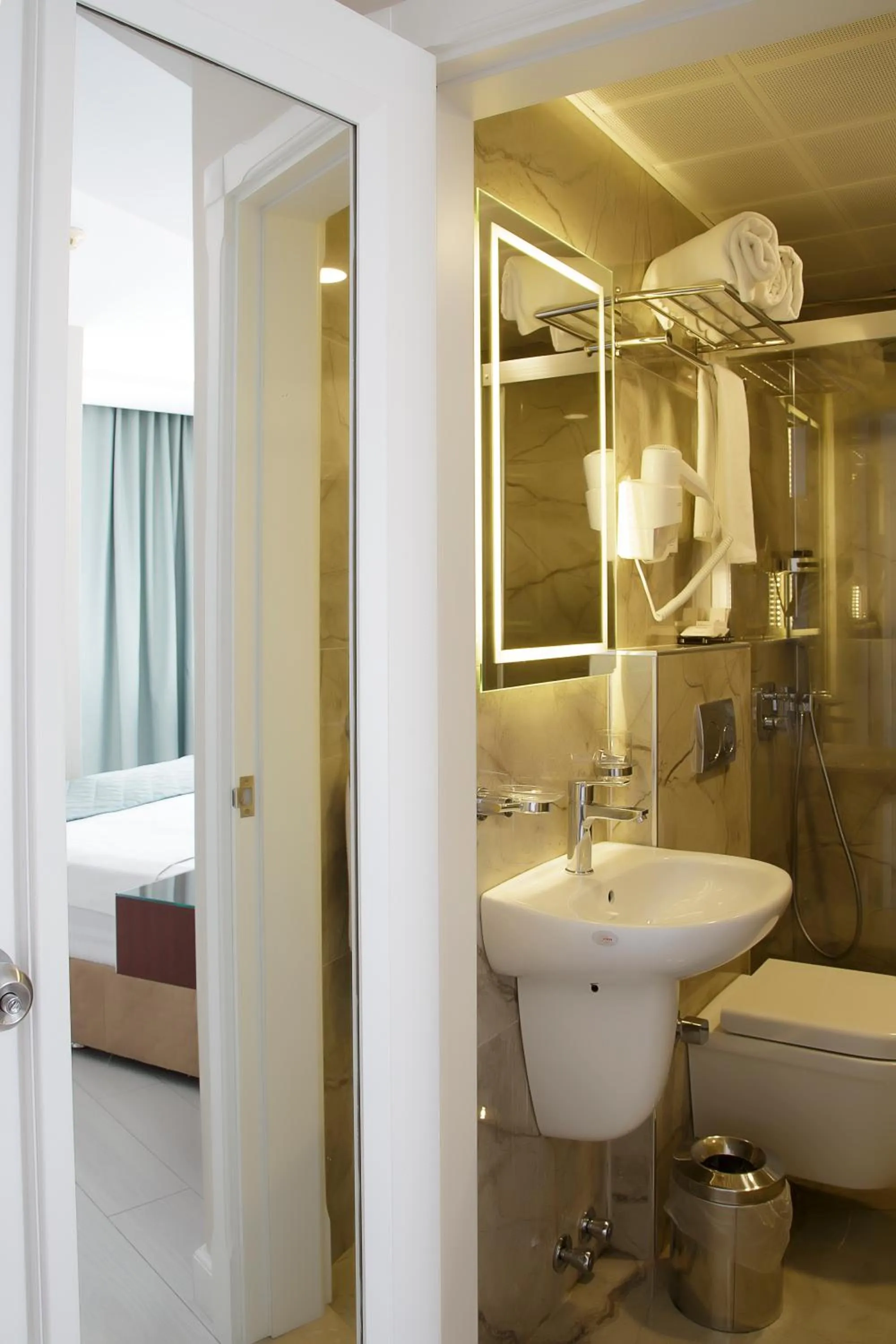 Bathroom in Vatan Asur Hotel