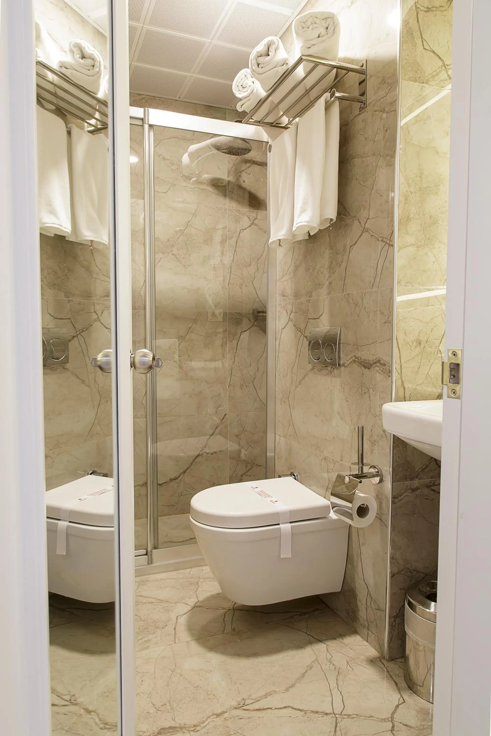 Bathroom in Vatan Asur Hotel