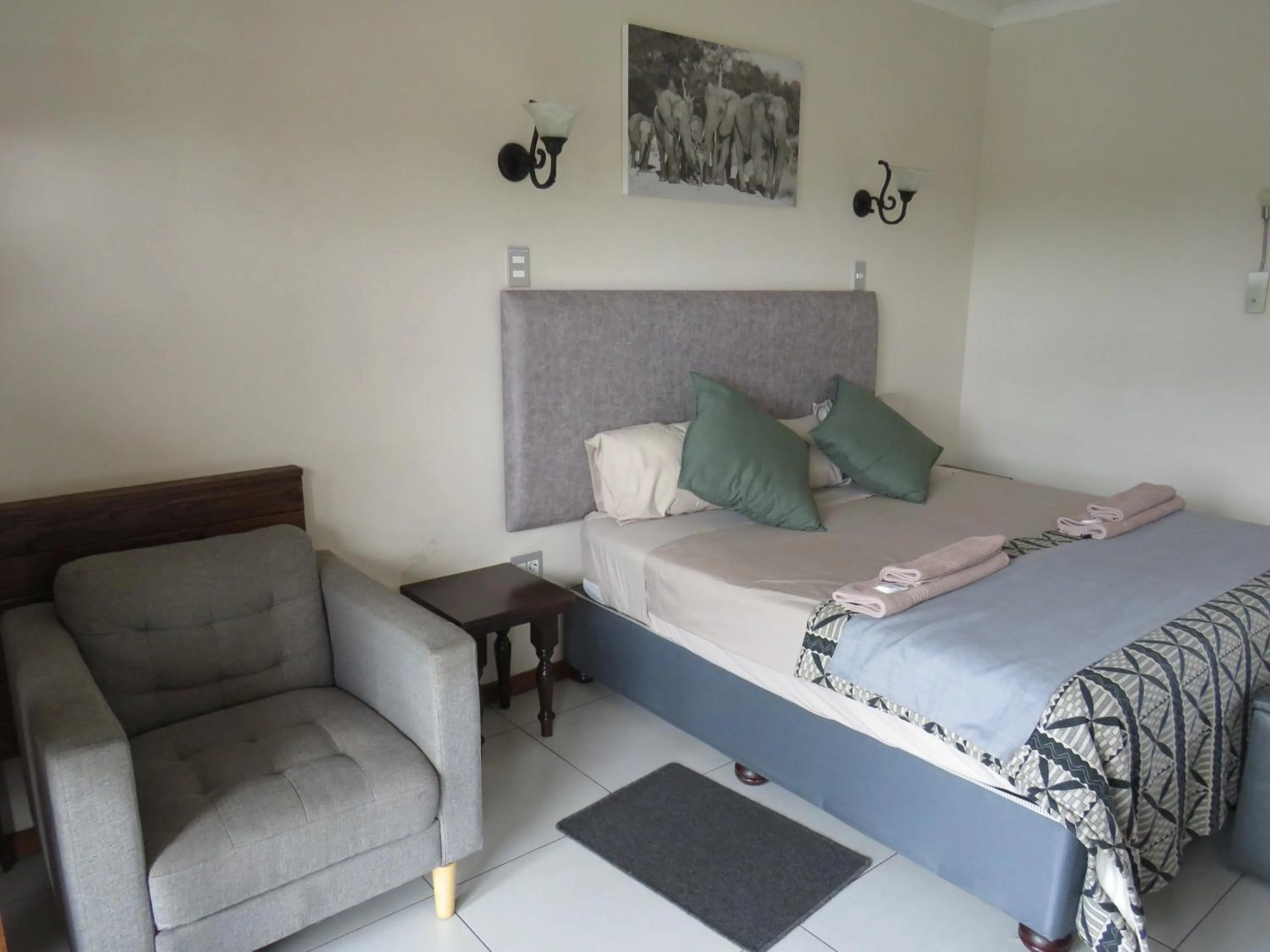 Bedroom, Bed in Riverview Inn