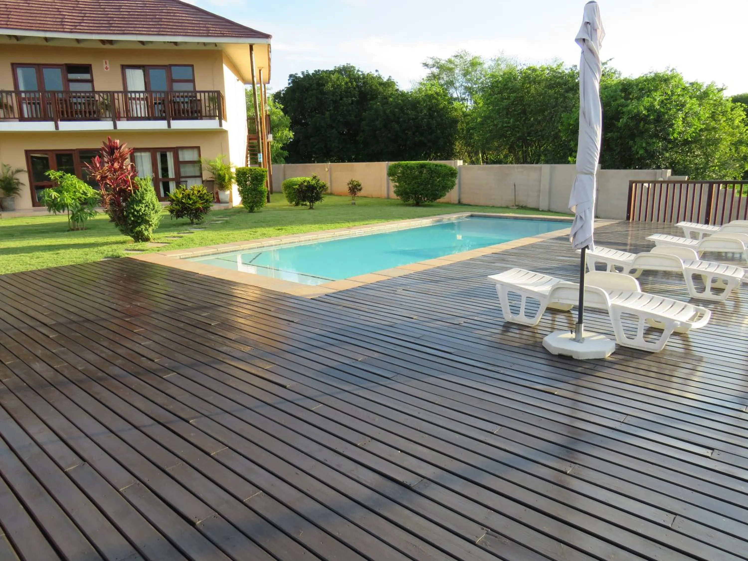 Swimming pool in Riverview Inn