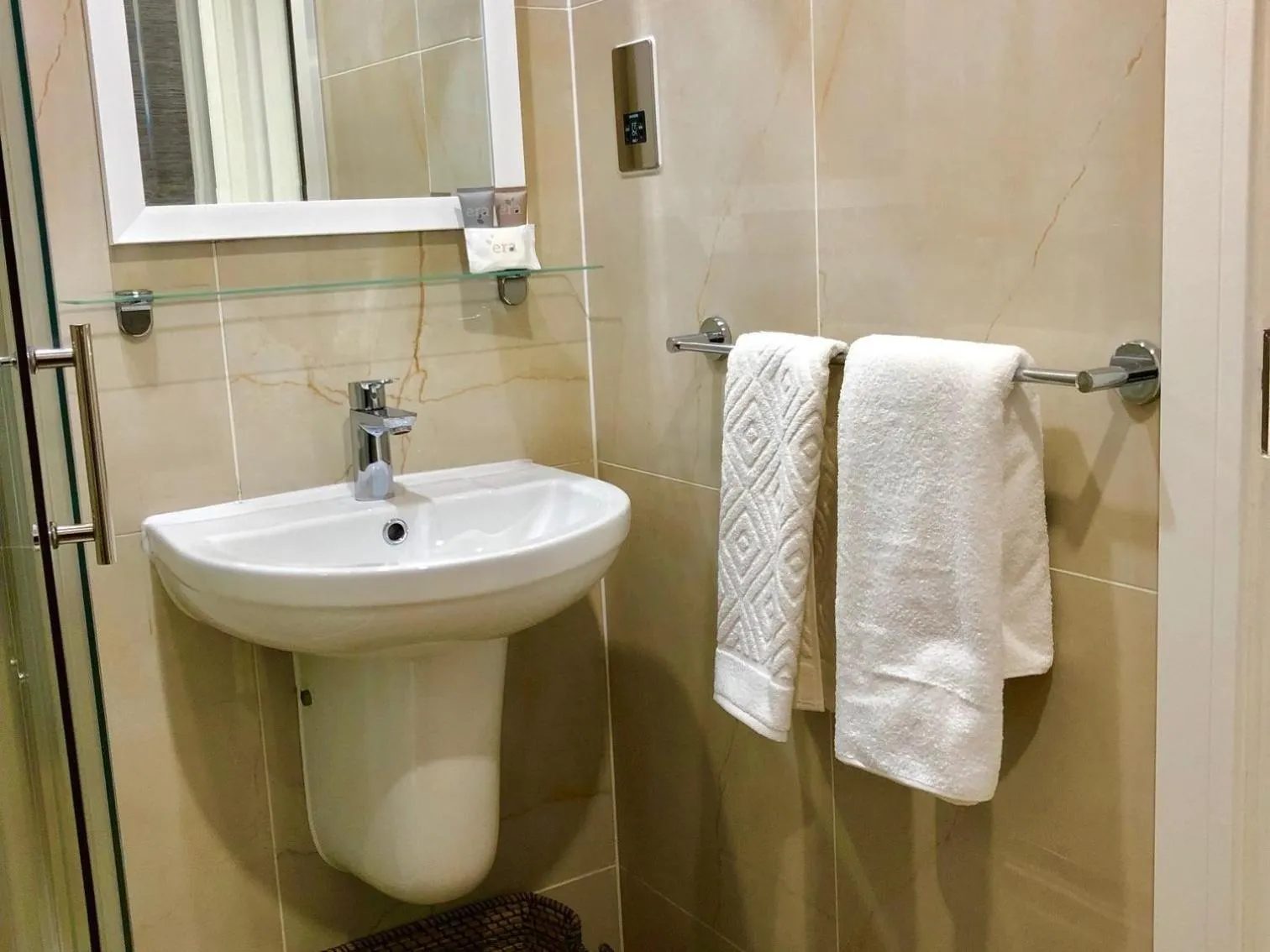 Bathroom in Ilford Hotel Goodmayes