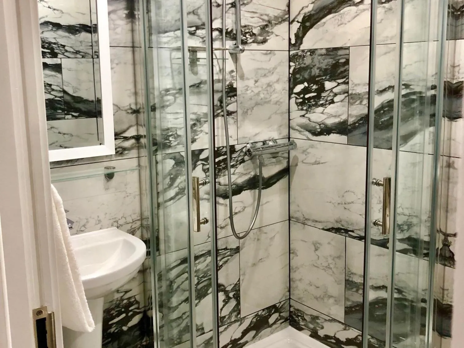 Bathroom in Ilford Hotel Goodmayes