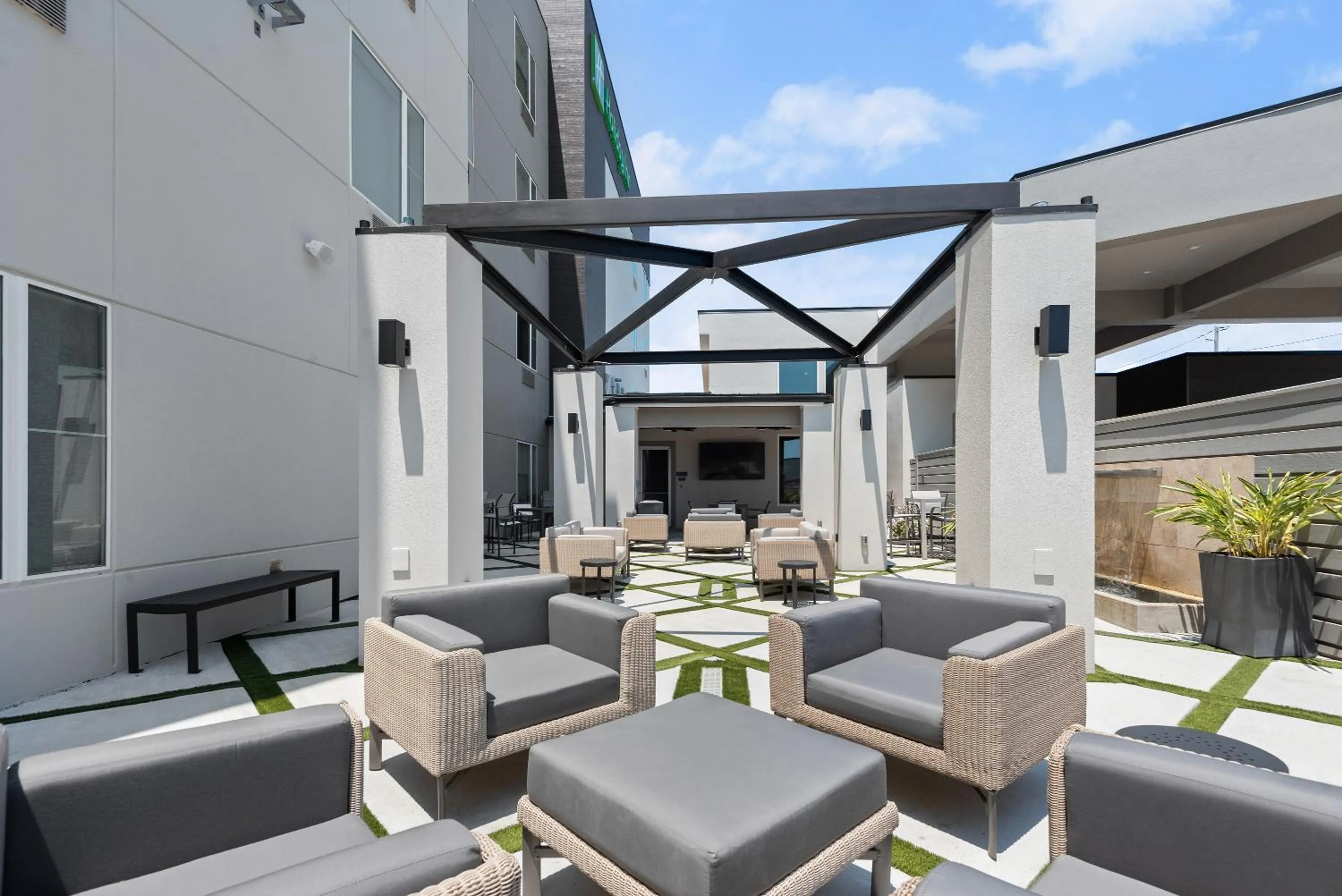 Property building in Holiday Inn Gonzales by IHG