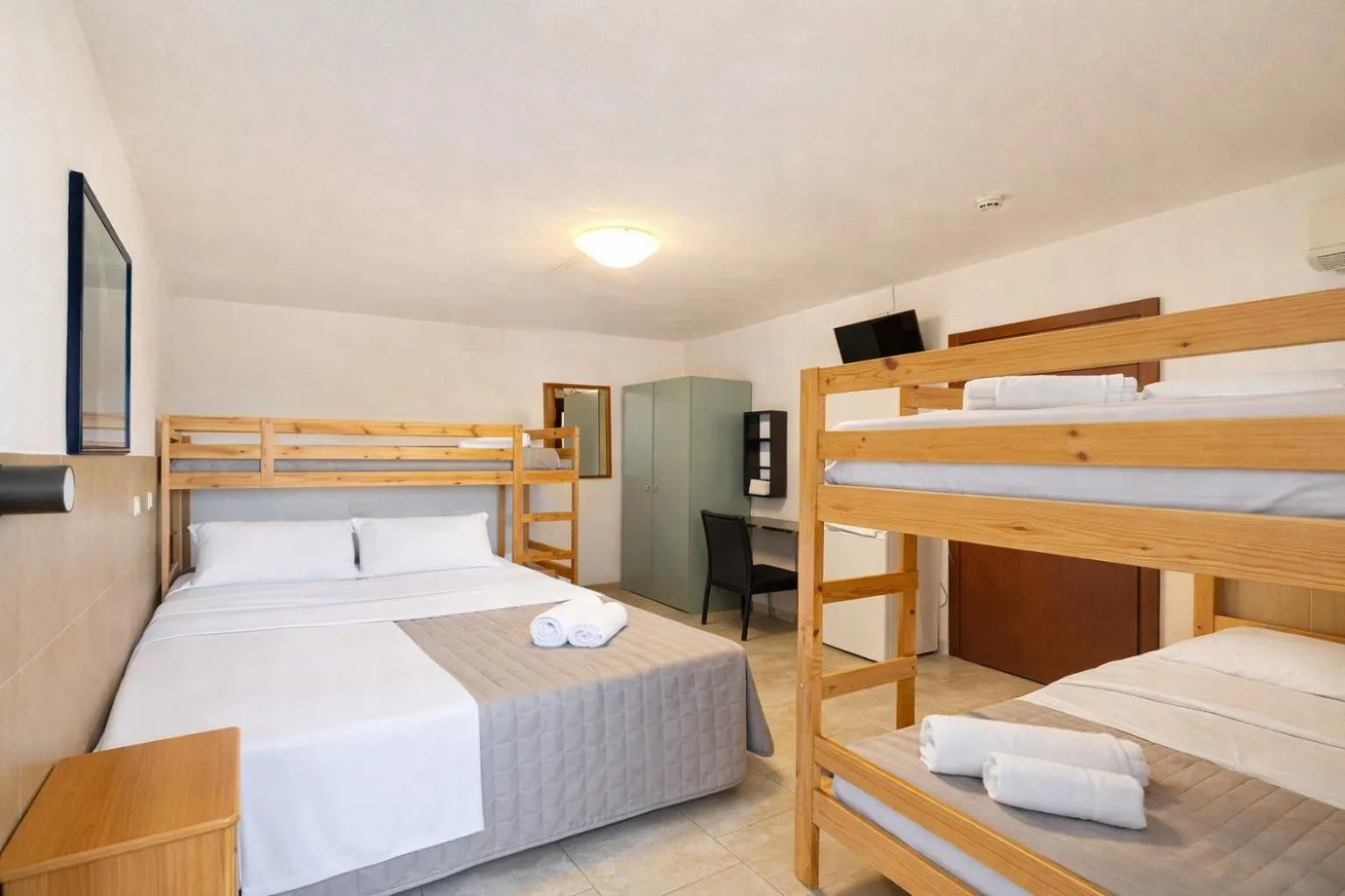 Photo of the whole room, Bed in Hotel Centrale FRONTEMARE