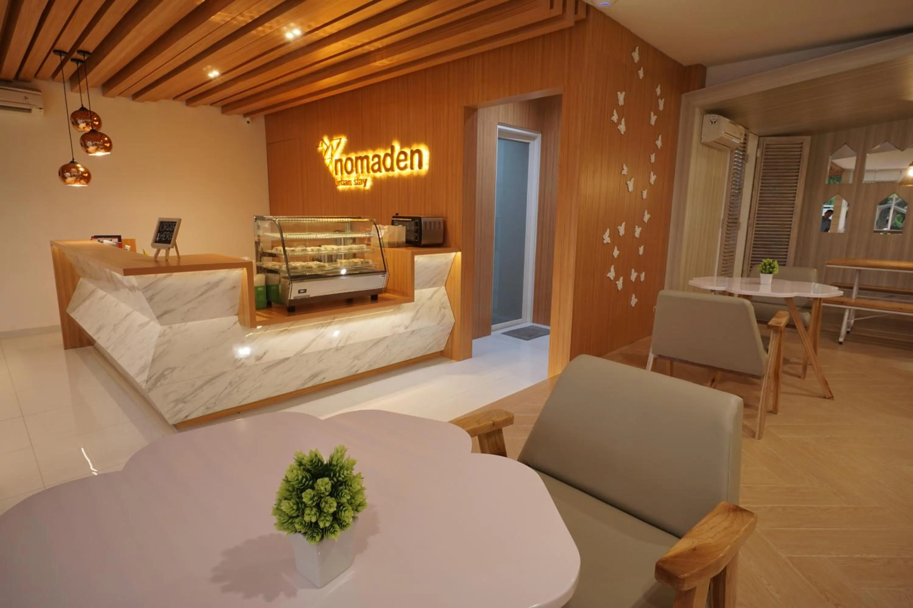 Restaurant/places to eat, Bed in Nomaden Urban Stay