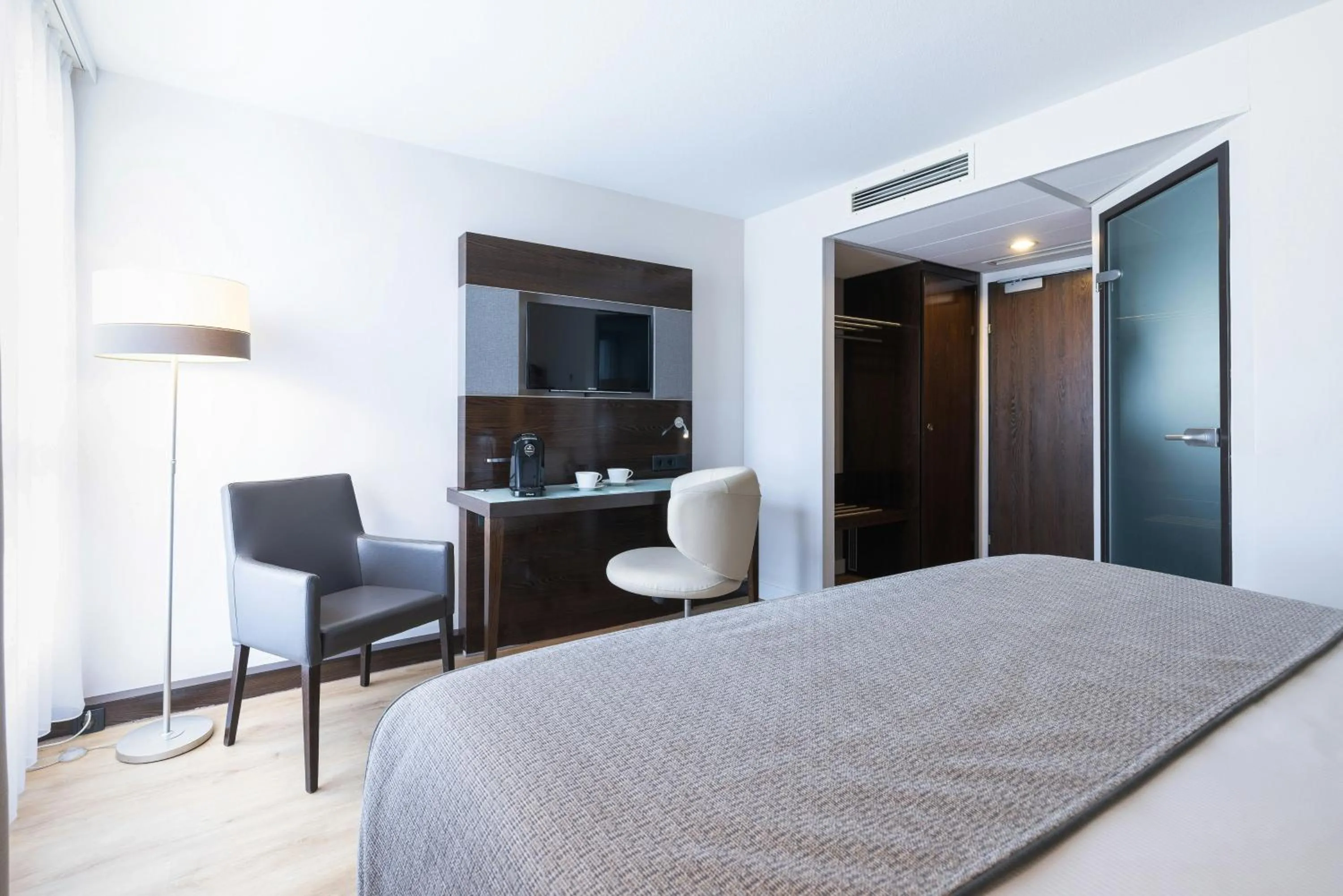 Photo of the whole room, Bed in Leonardo Vienna Westbahnhof