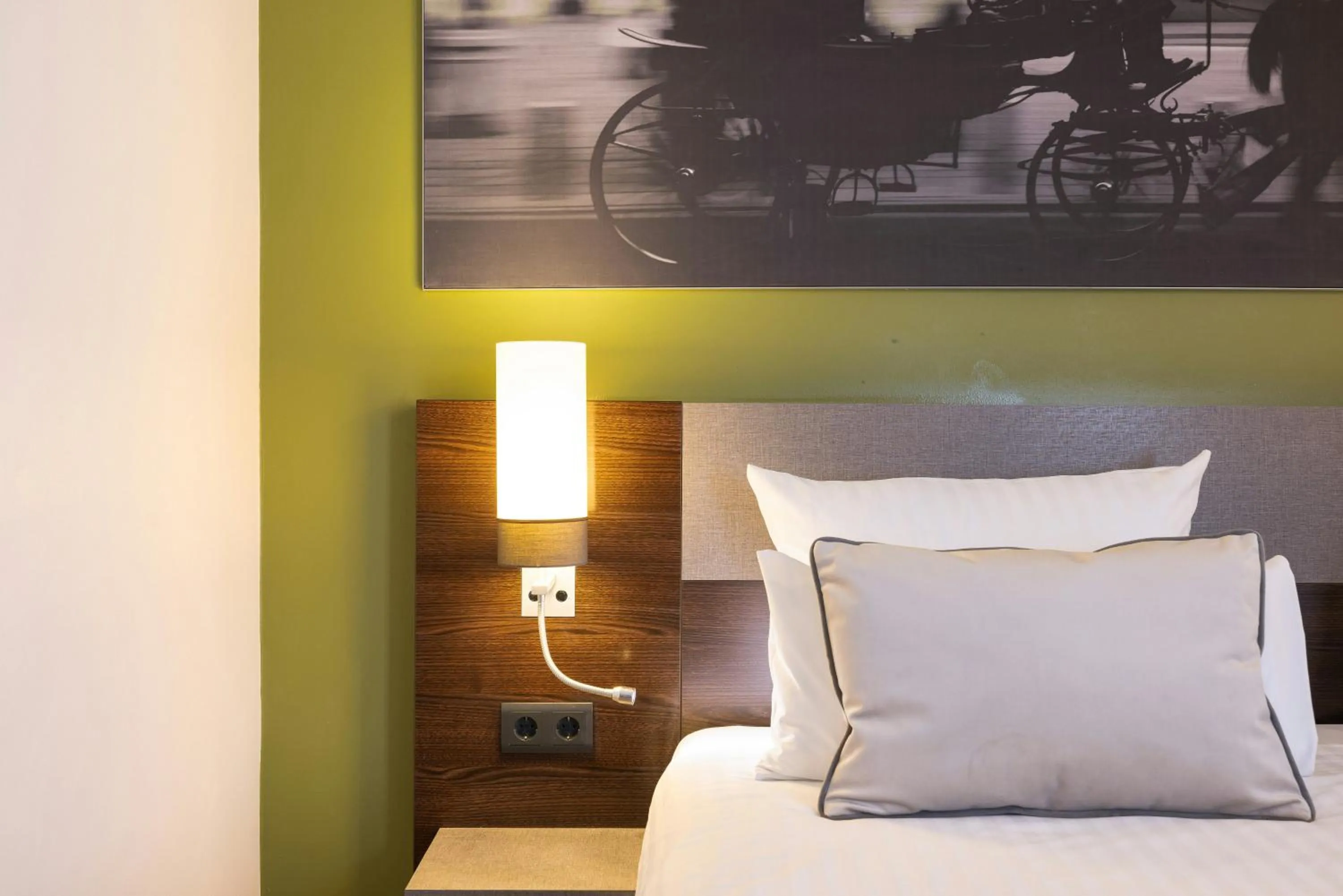 Photo of the whole room, Bed in Leonardo Vienna Westbahnhof