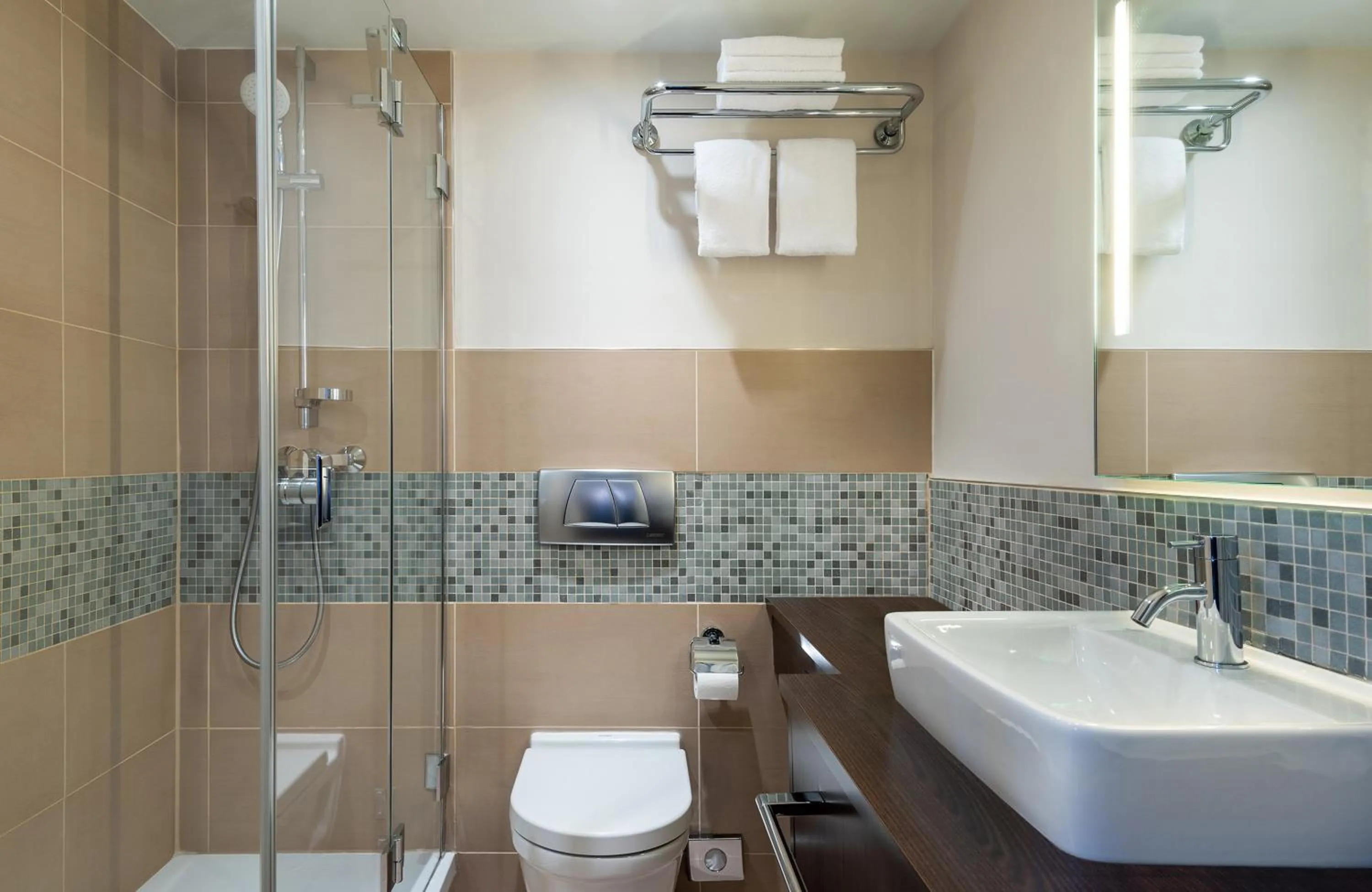 Bathroom in Leonardo Vienna Westbahnhof