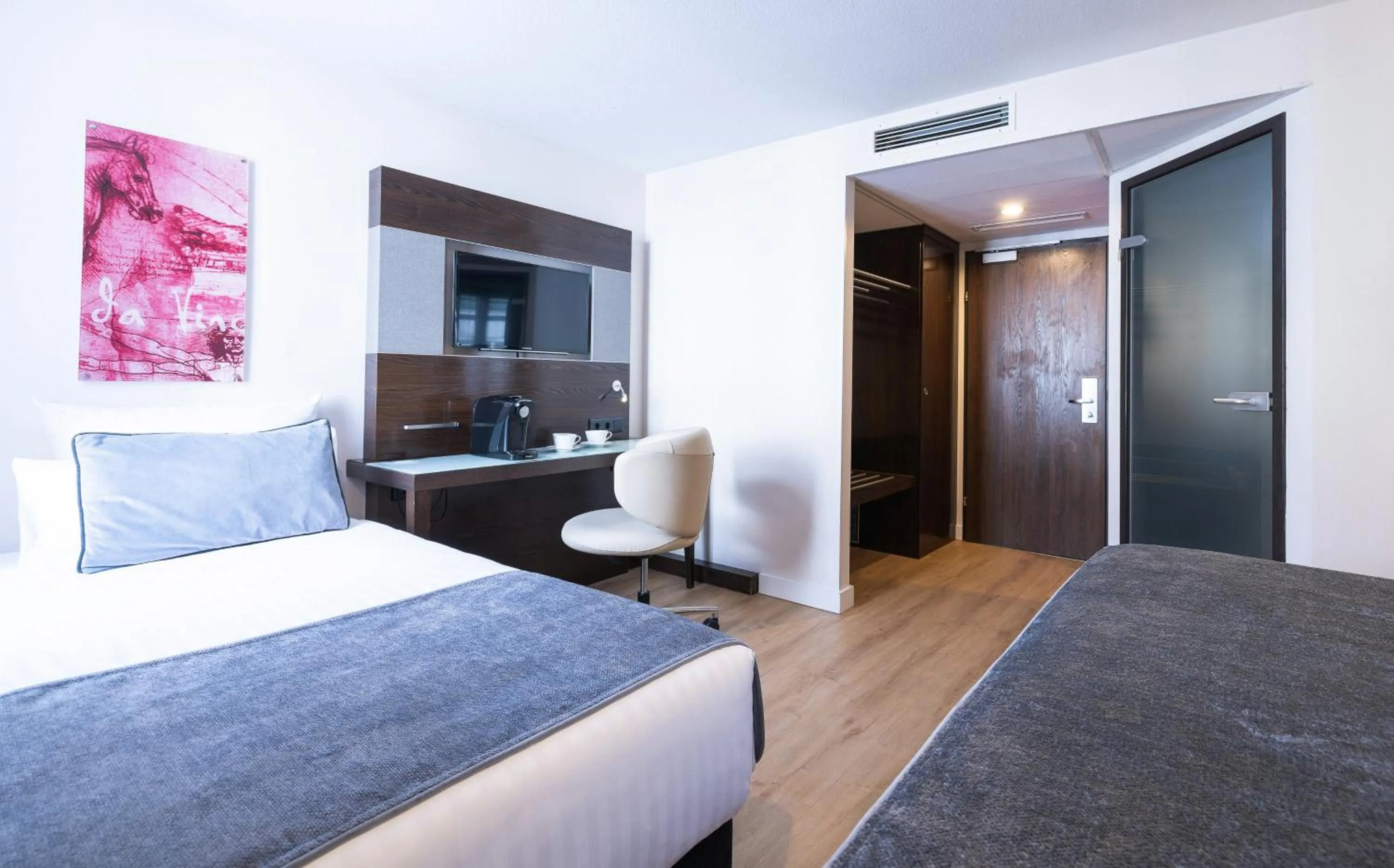 Photo of the whole room, Bed in Leonardo Vienna Westbahnhof