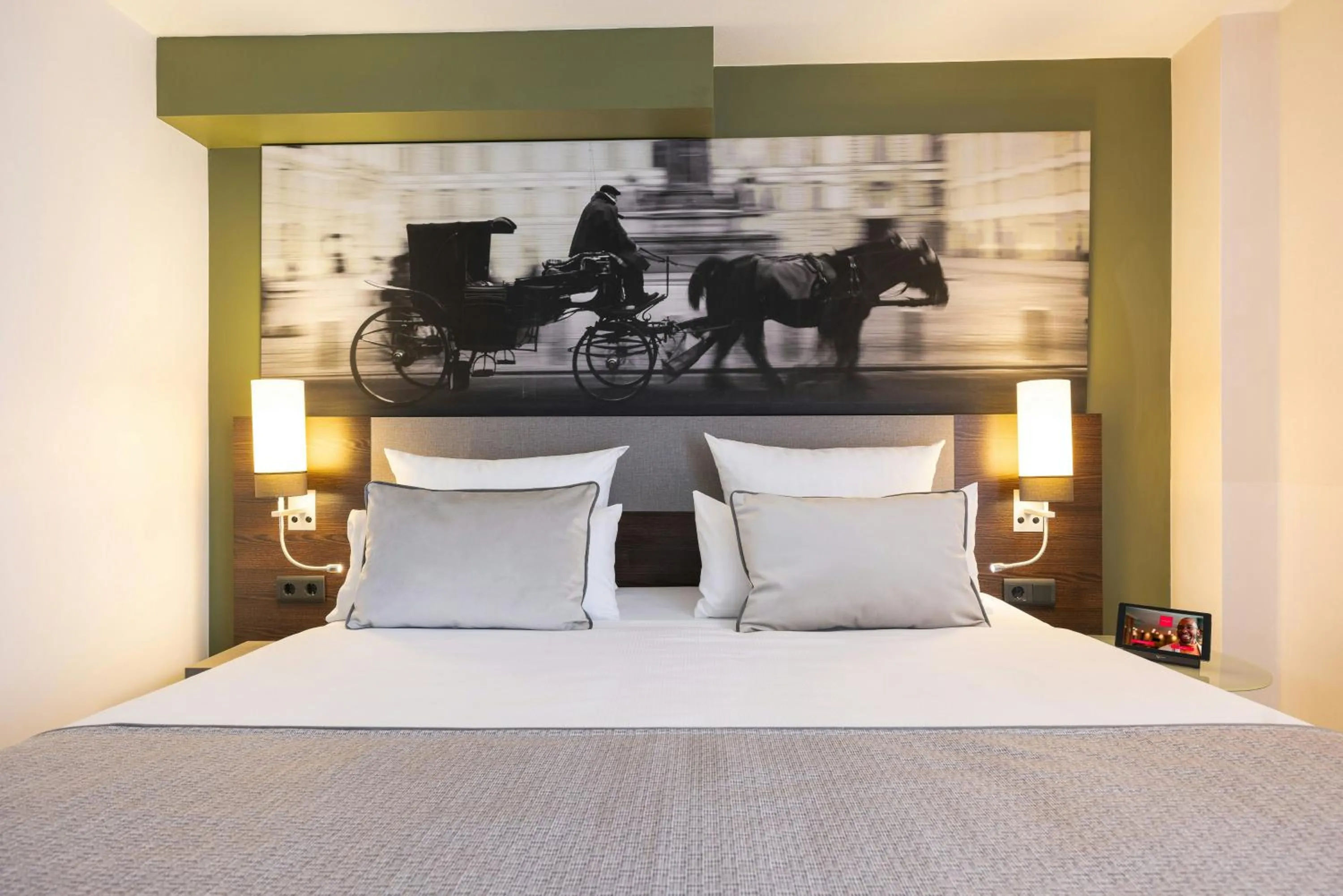 Photo of the whole room, Bed in Leonardo Vienna Westbahnhof