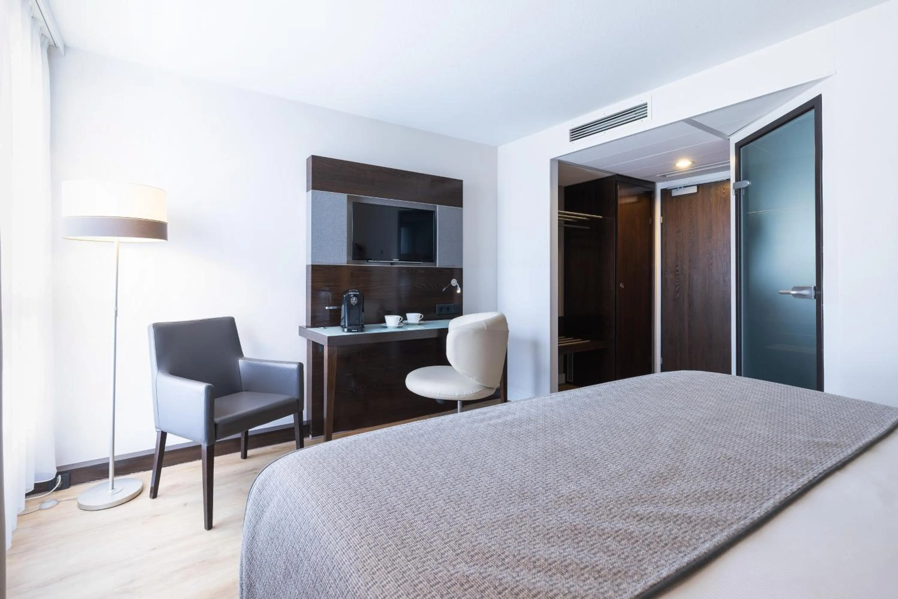 Photo of the whole room, Bed in Leonardo Vienna Westbahnhof