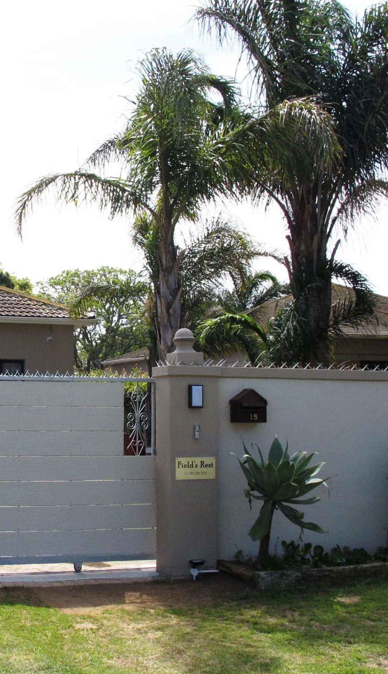 Facade/entrance in Field's Rest