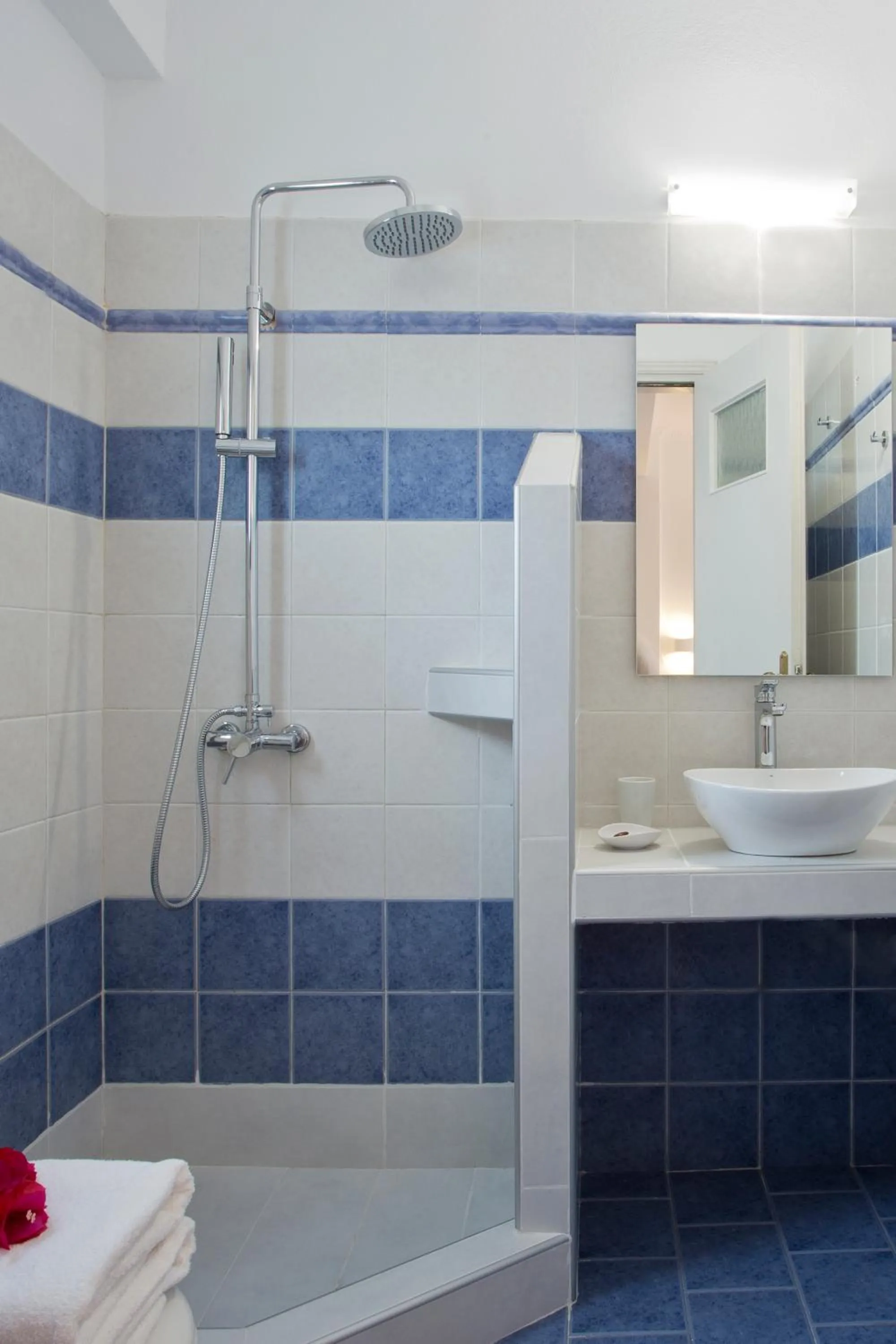 Shower in Alexandra Hotel