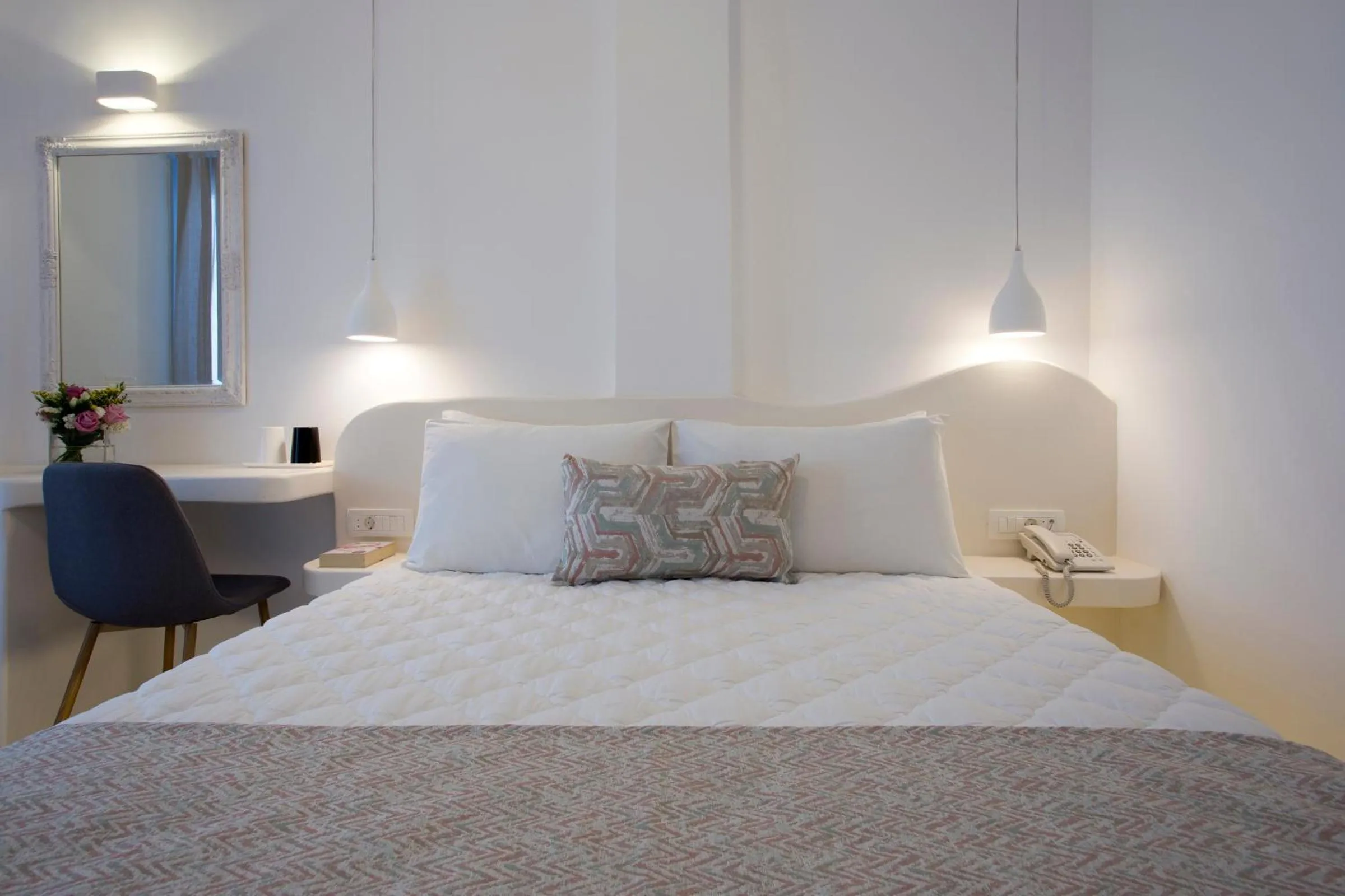 Bedroom, Bed in Alexandra Hotel