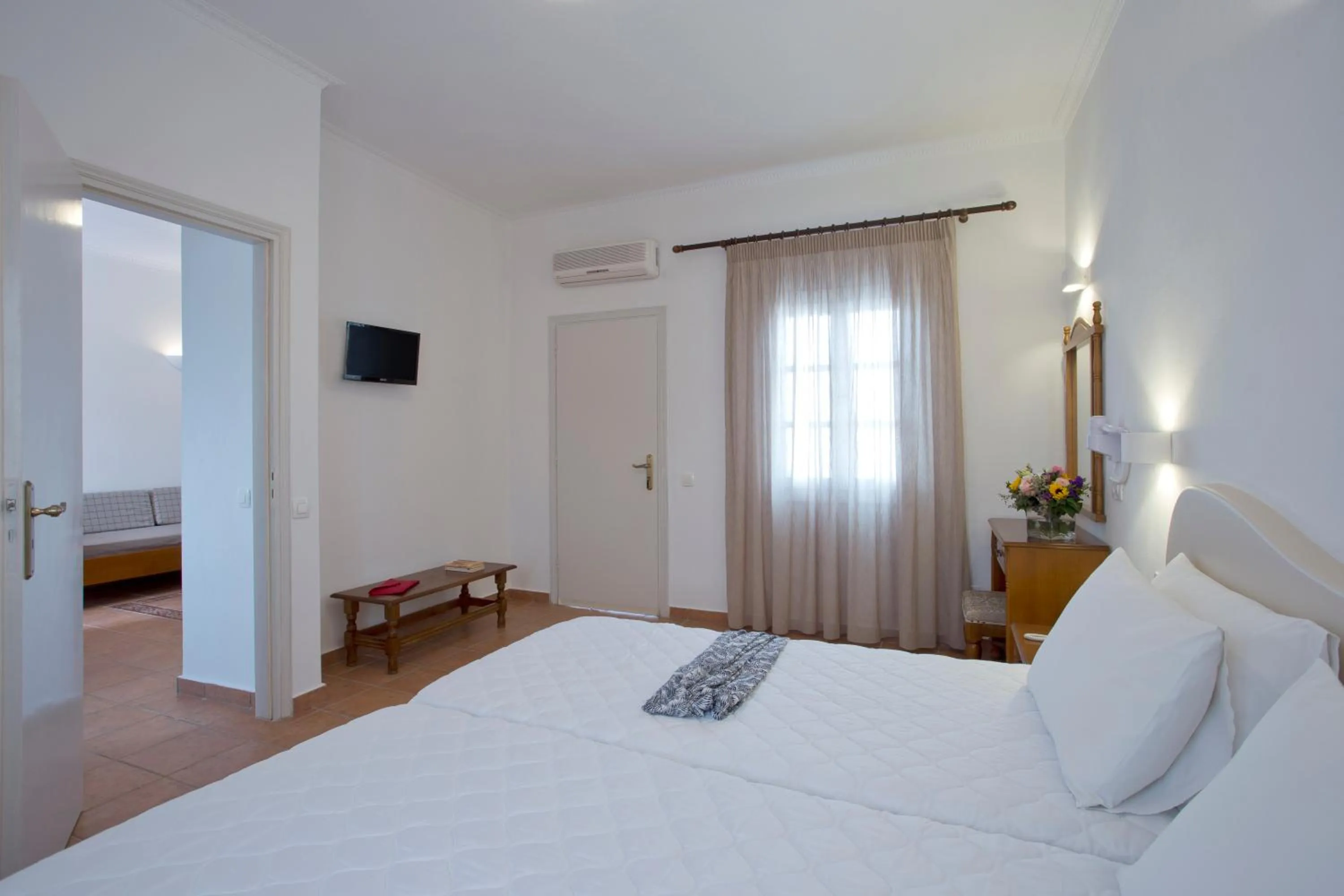 Bedroom, Bed in Alexandra Hotel