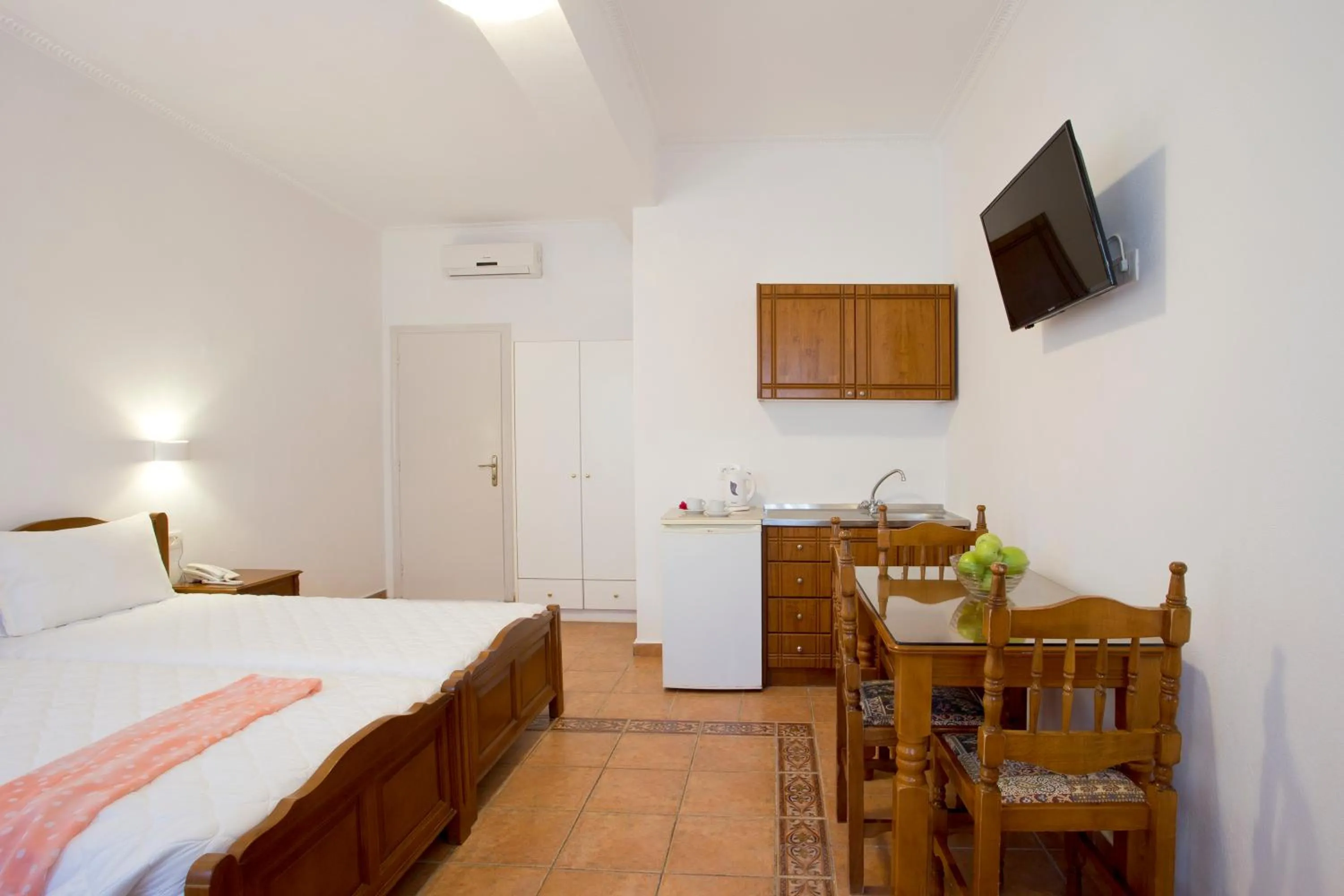 Kitchen or kitchenette, Bed in Alexandra Hotel