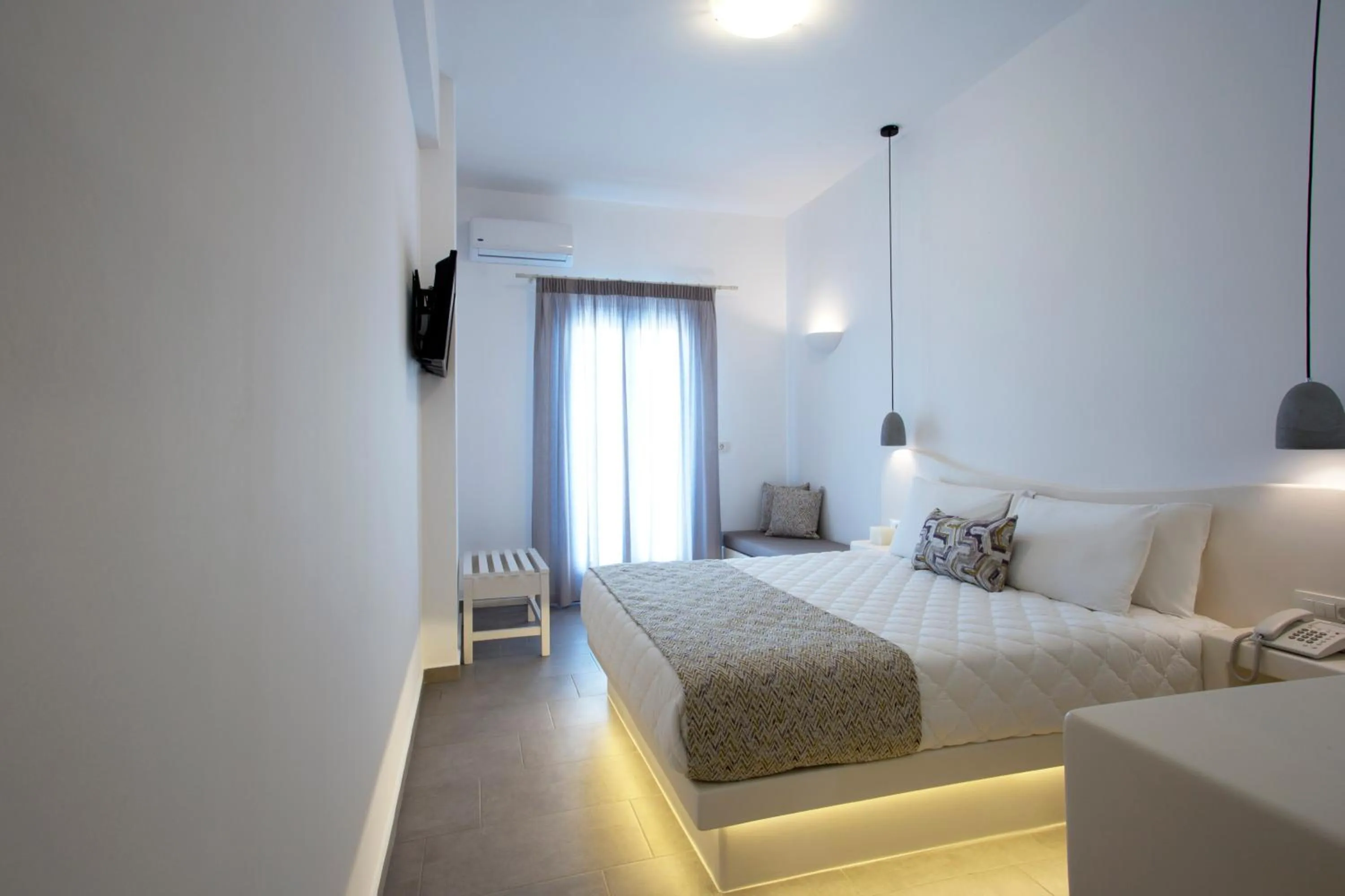 Bedroom, Bed in Alexandra Hotel