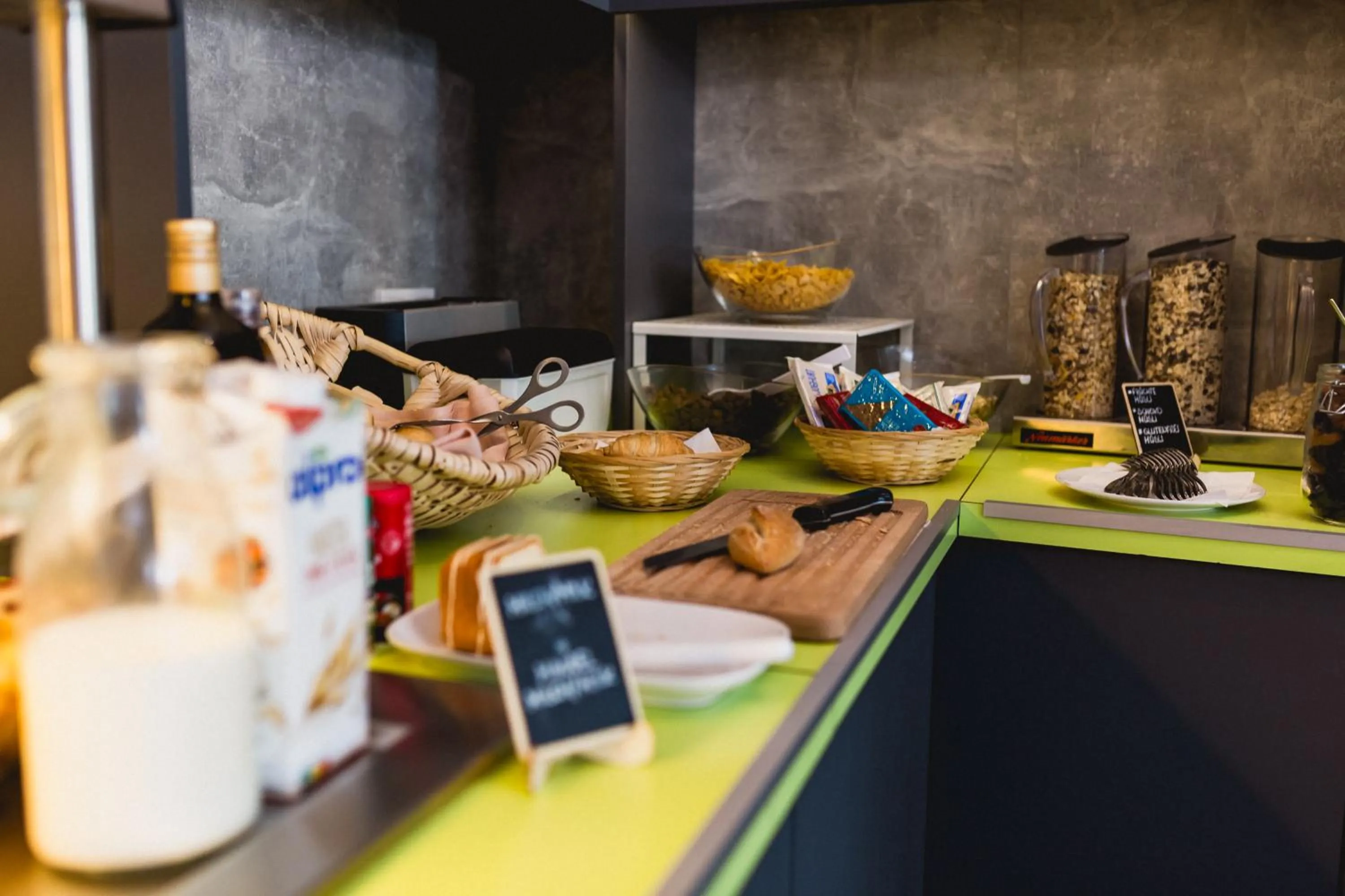 Restaurant/places to eat in SleepySleepy Hotel Dillingen