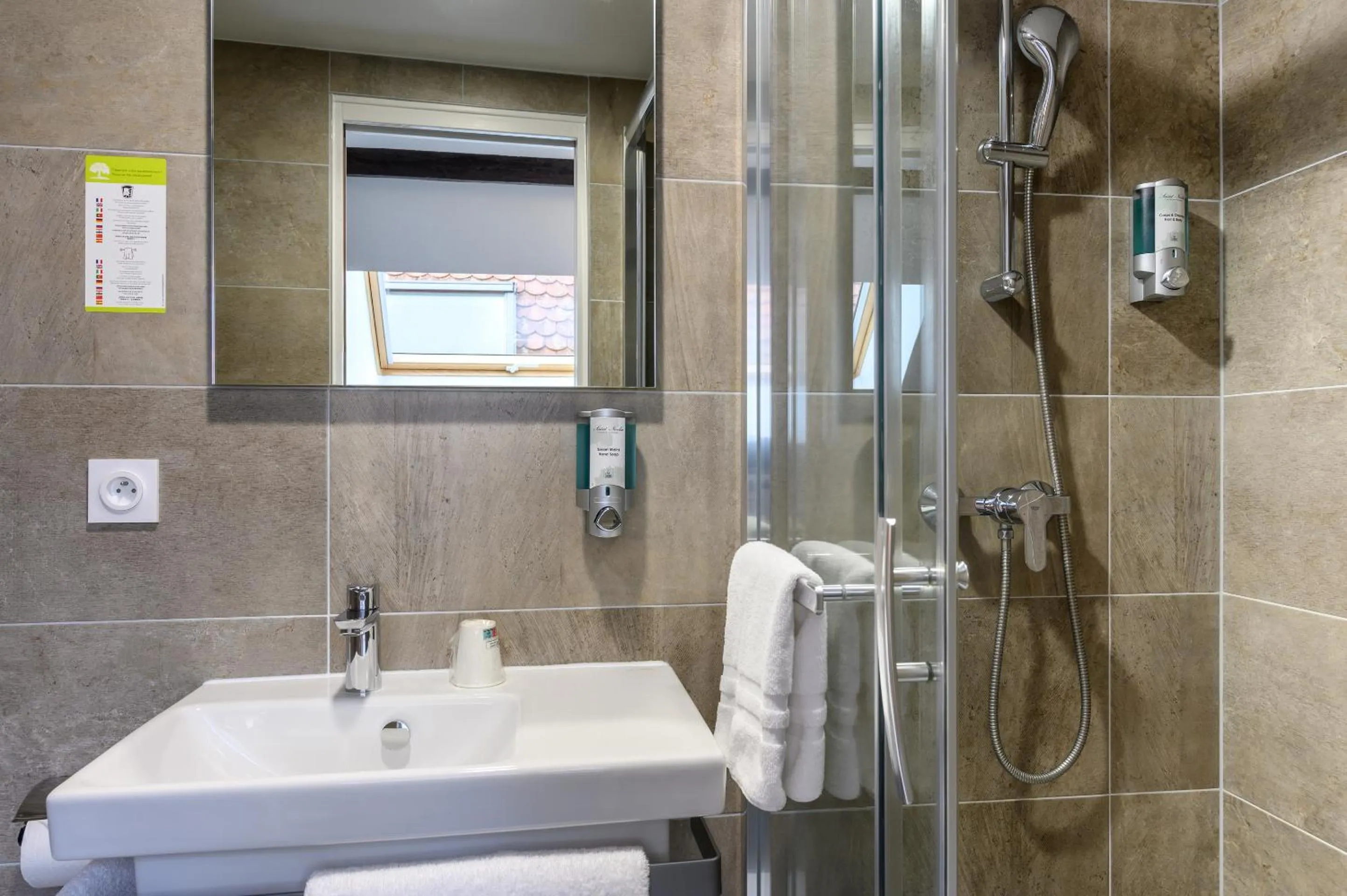 Bathroom in Hôtel le Saint Nicolas