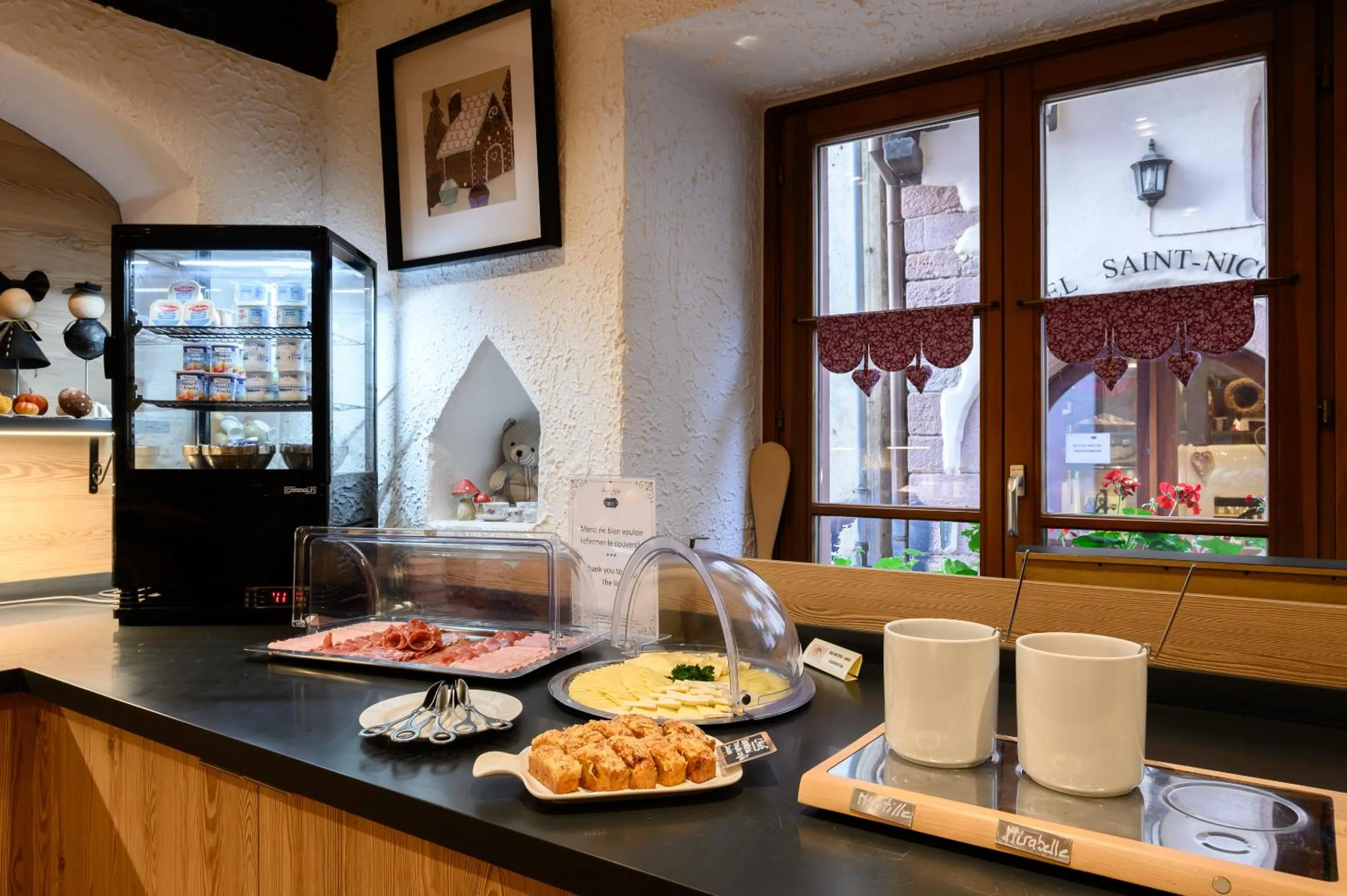 Buffet breakfast in Hôtel le Saint Nicolas