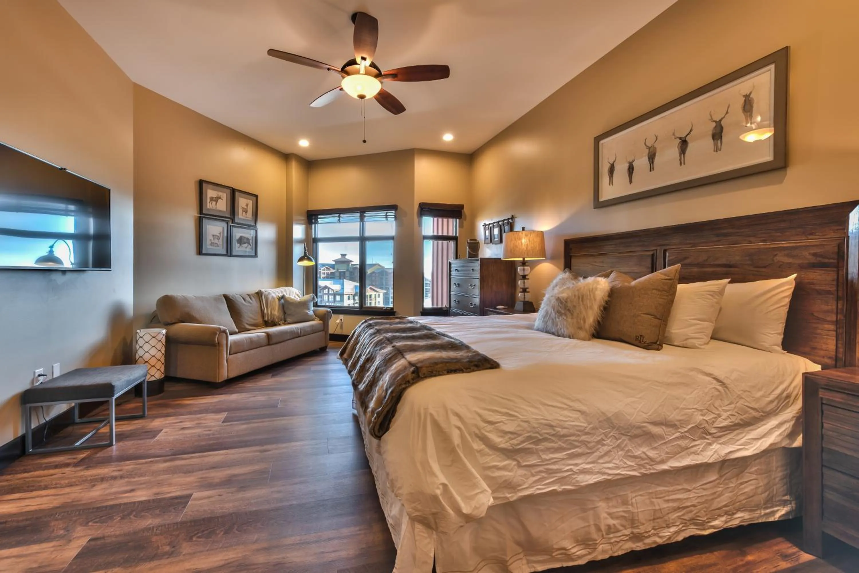 Bed in Superior Ski In Ski out, Top floor Penthouse, Pool, Hot Tubs Conde Nast Forbes Award Winner B508