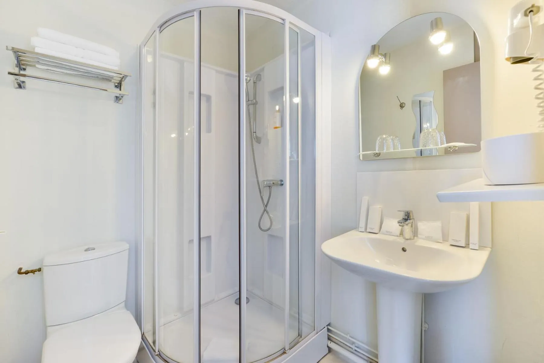 Shower in Hôtel Restaurant La Maison