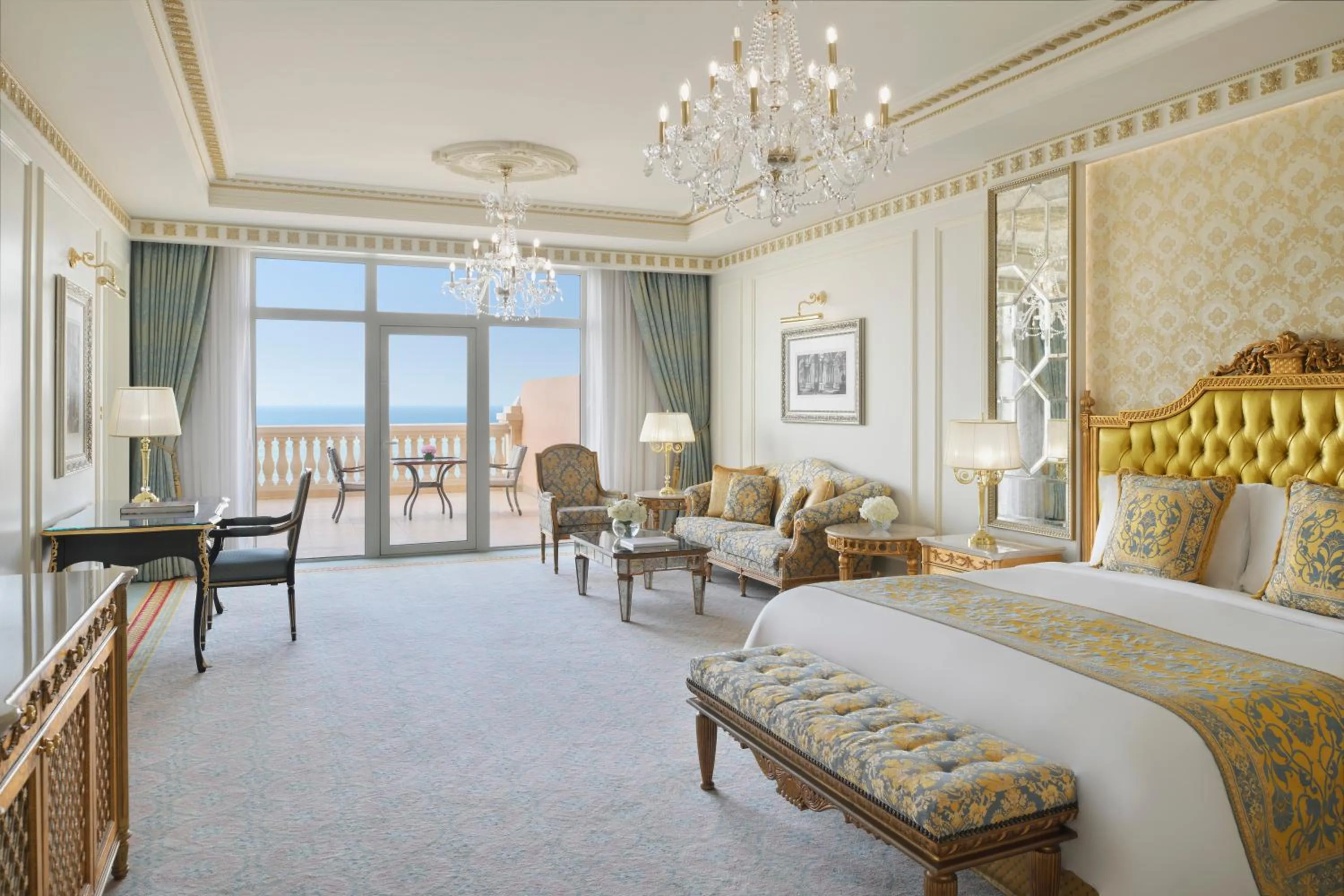 Bed in Raffles The Palm