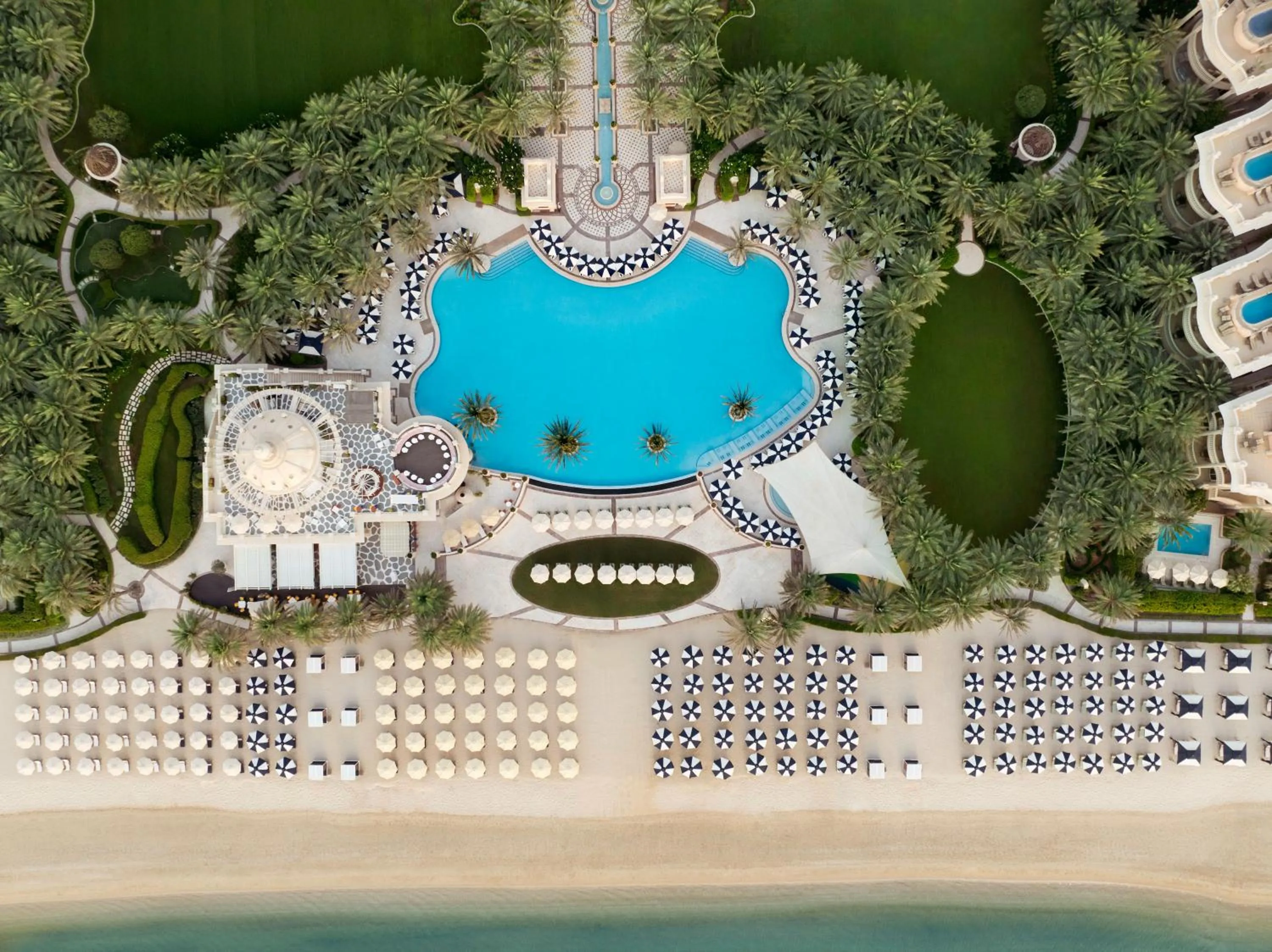 Swimming pool in Raffles The Palm