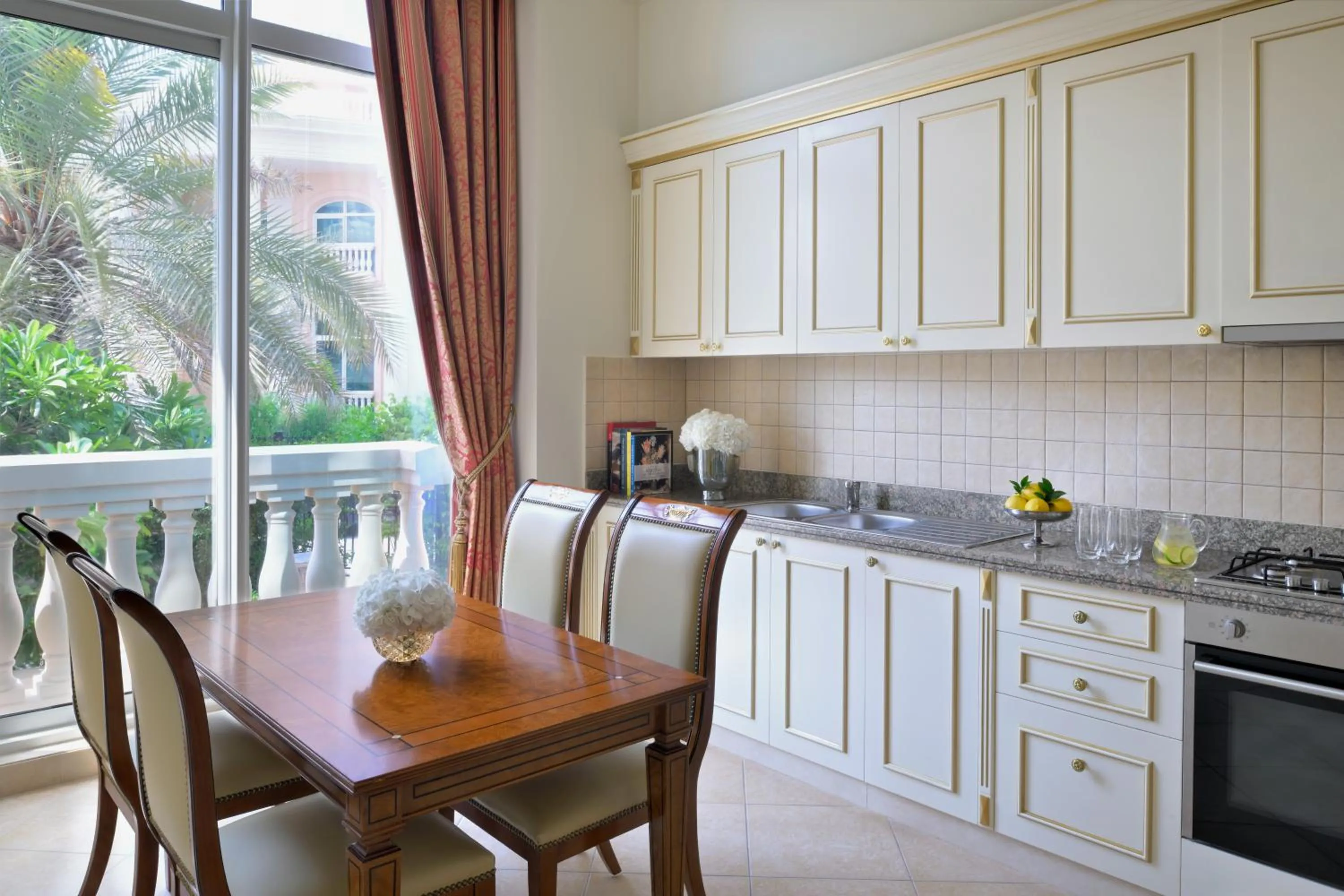 Kitchen or kitchenette in Raffles The Palm