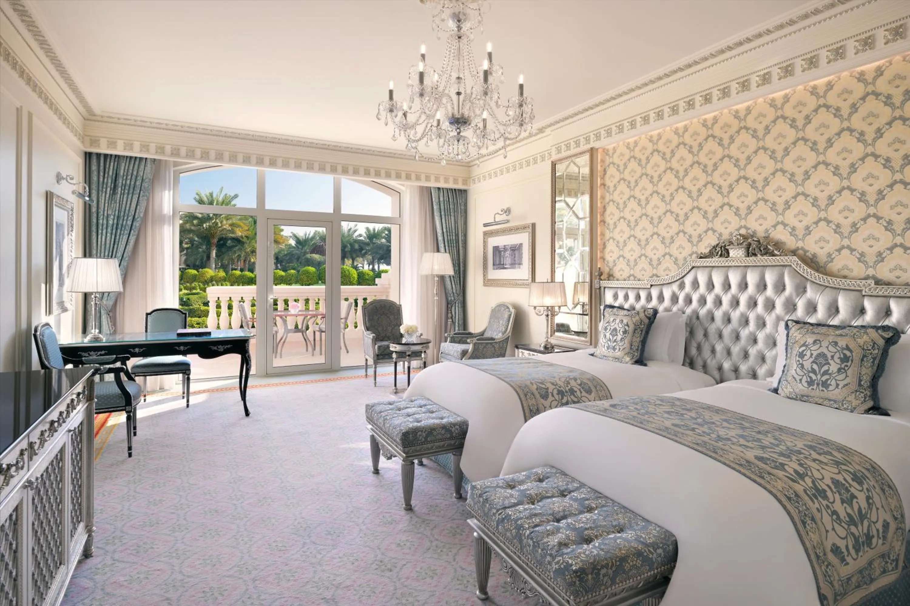 Bed in Raffles The Palm