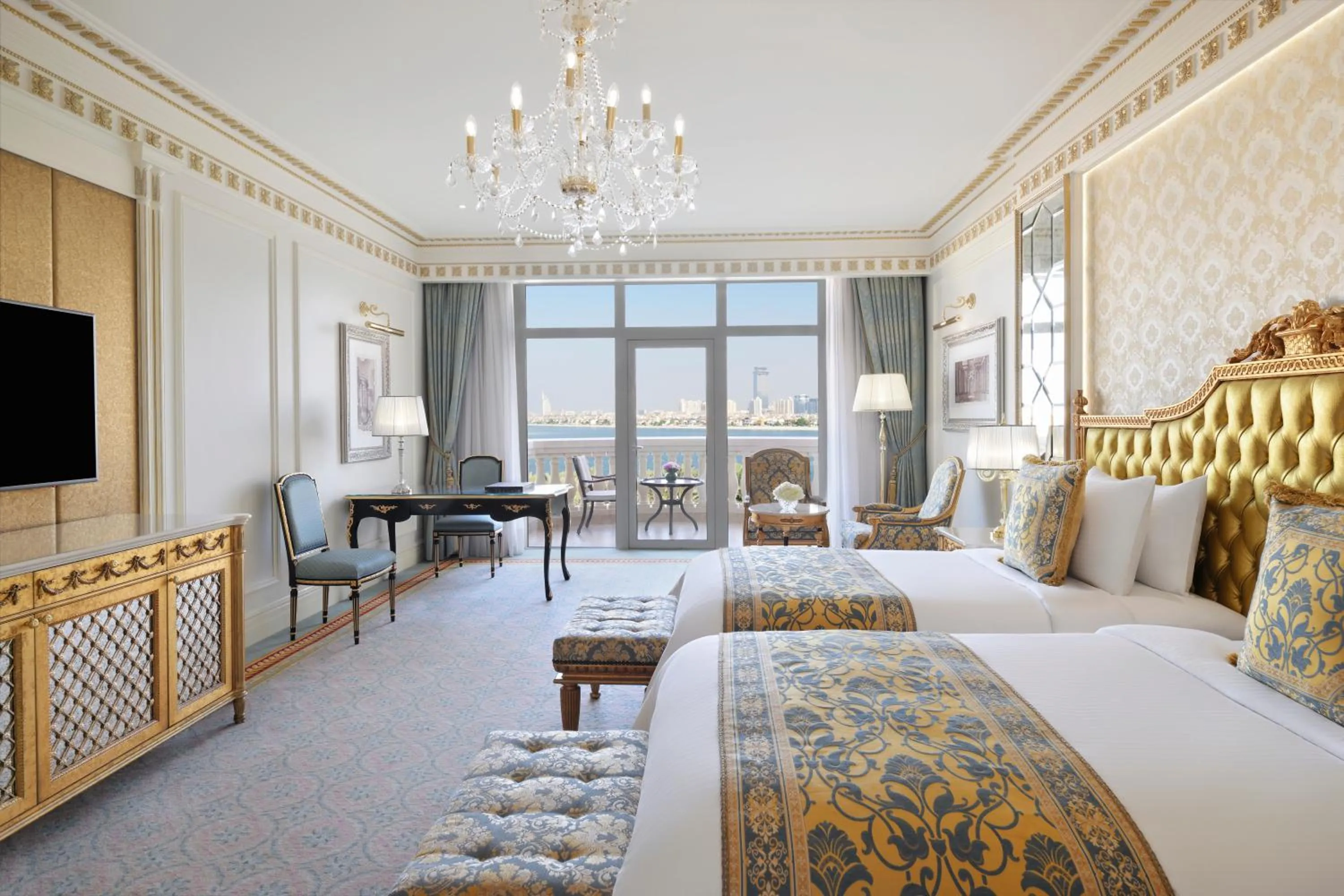 Bed in Raffles The Palm