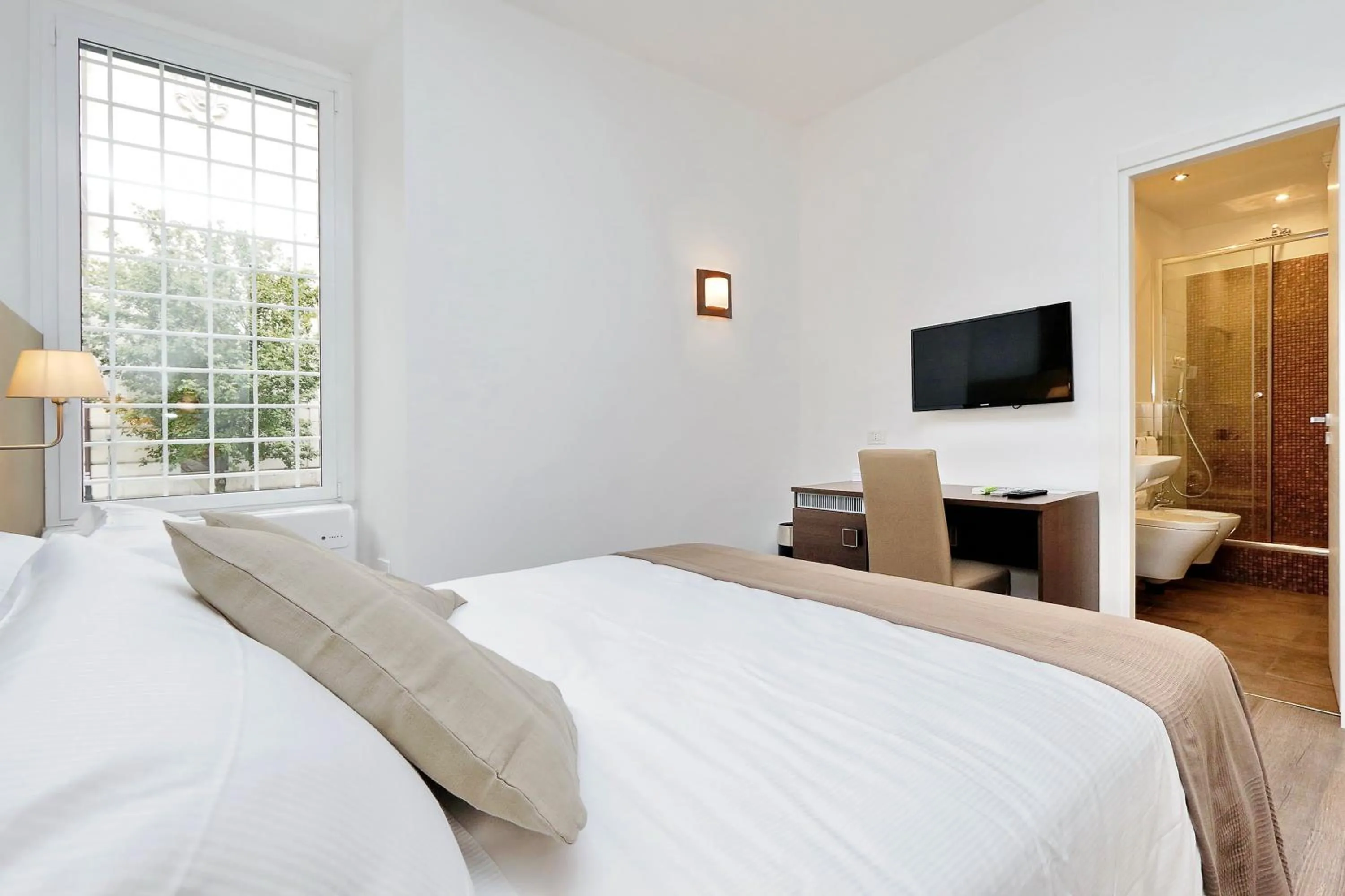 Shower, Bed in Victory Rooms