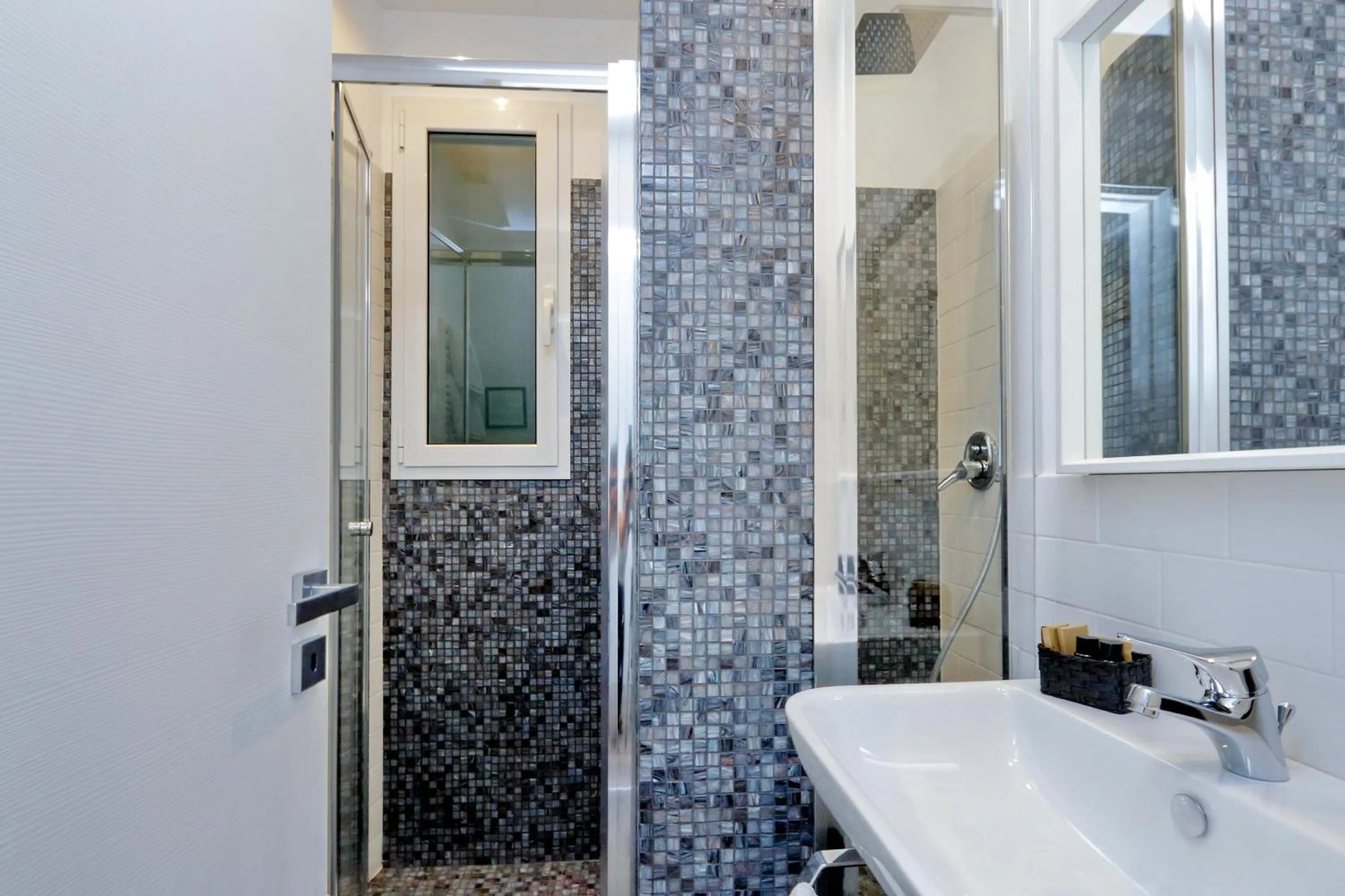 Bathroom in Victory Rooms