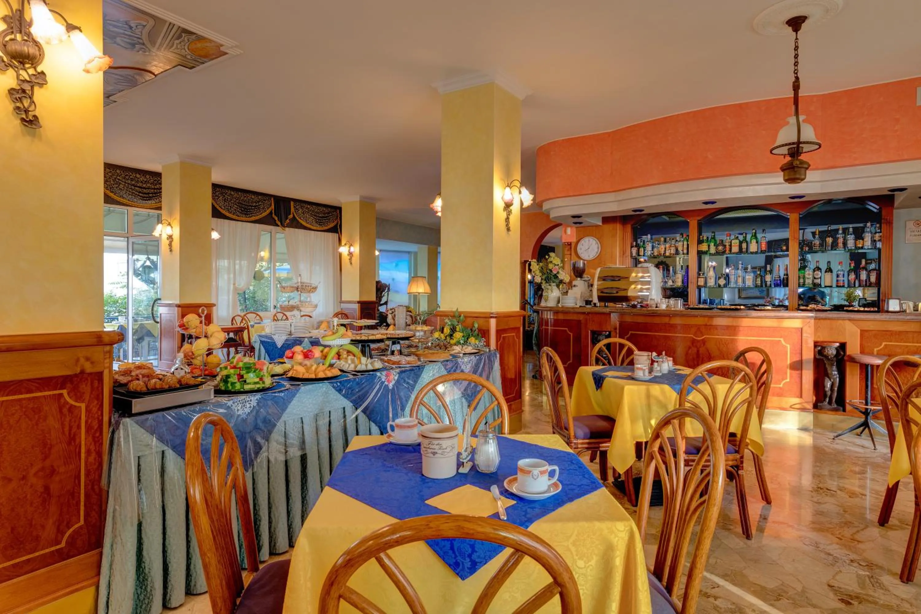 Restaurant/places to eat in Hotel Napoleon