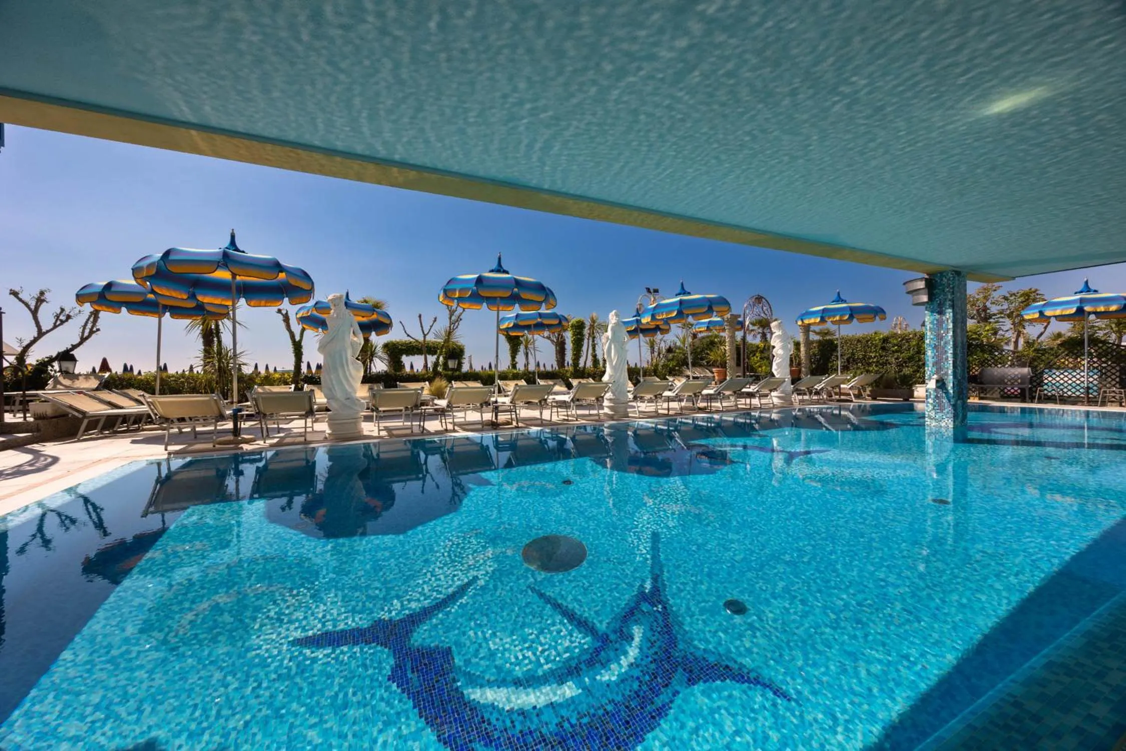 Swimming pool in Hotel Napoleon