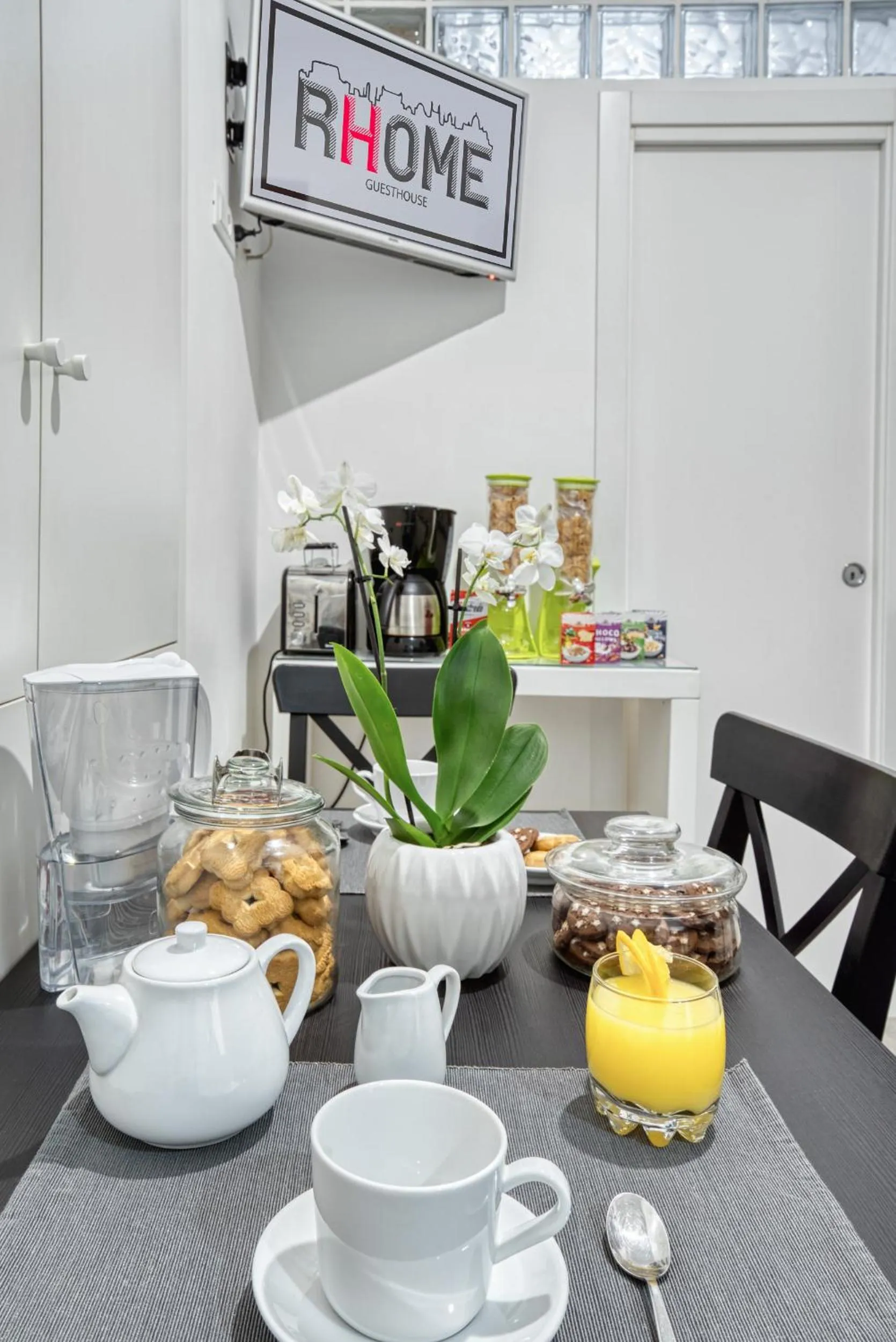 Communal kitchen in Rhome Guest House