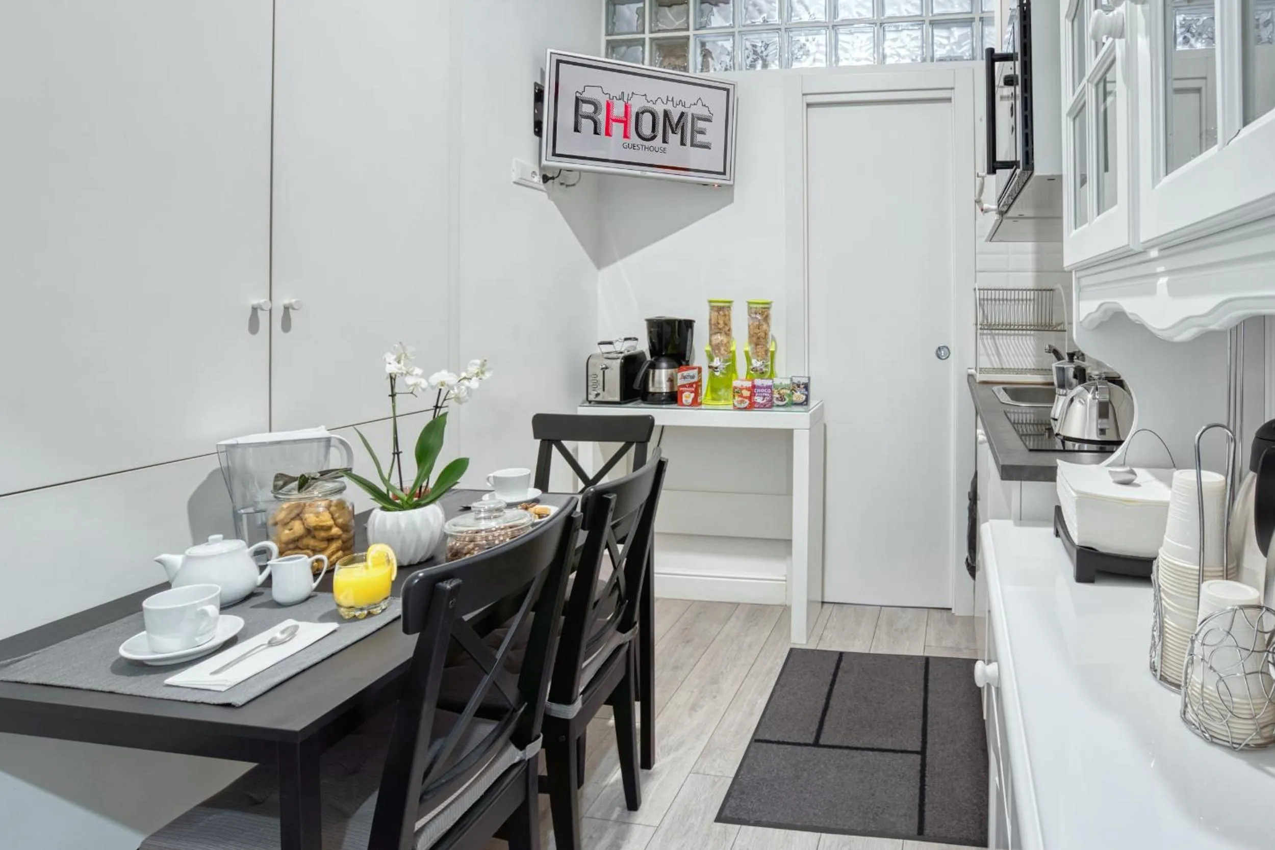 Kitchen or kitchenette in Rhome Guest House