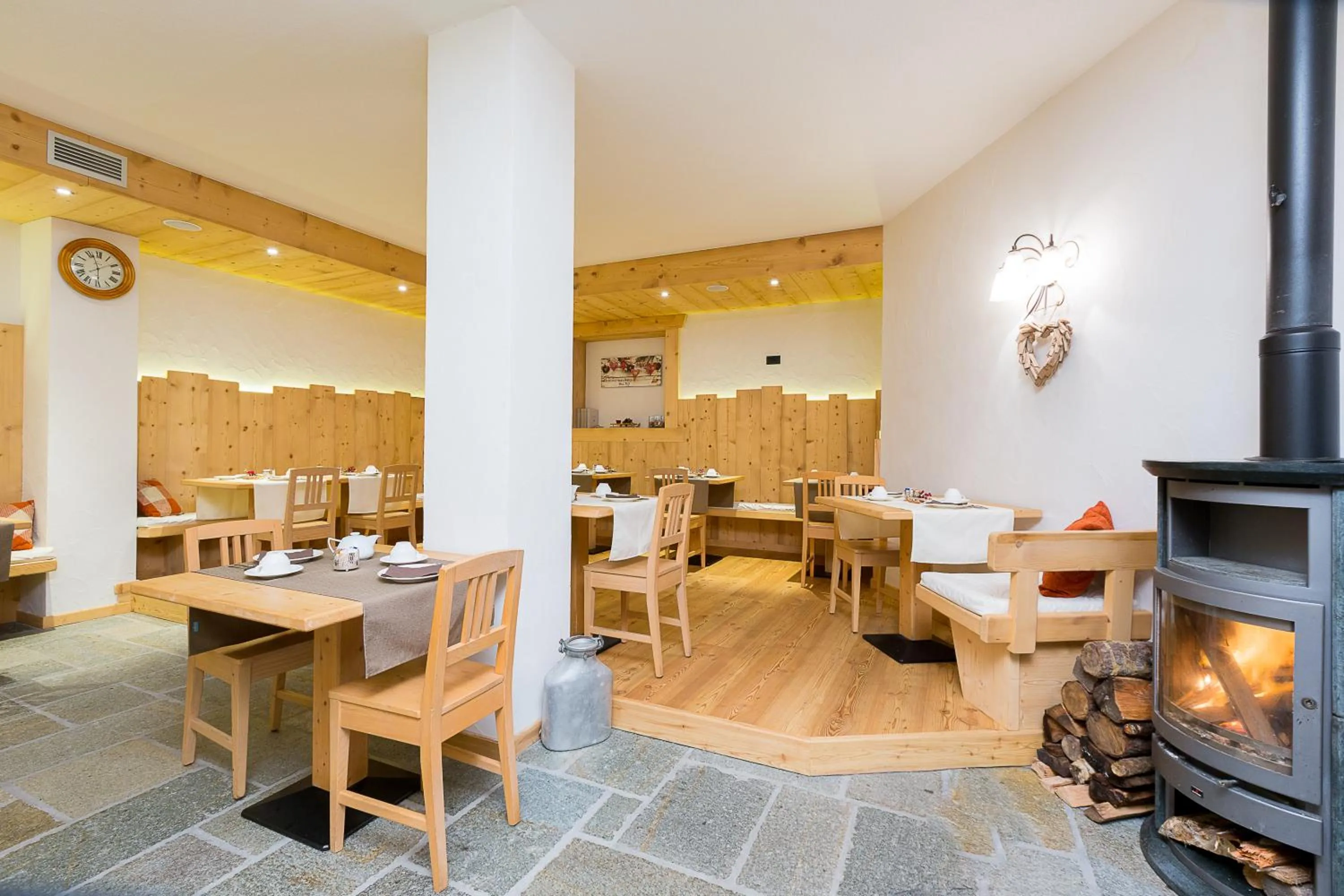 Restaurant/places to eat in Hotel Champagne