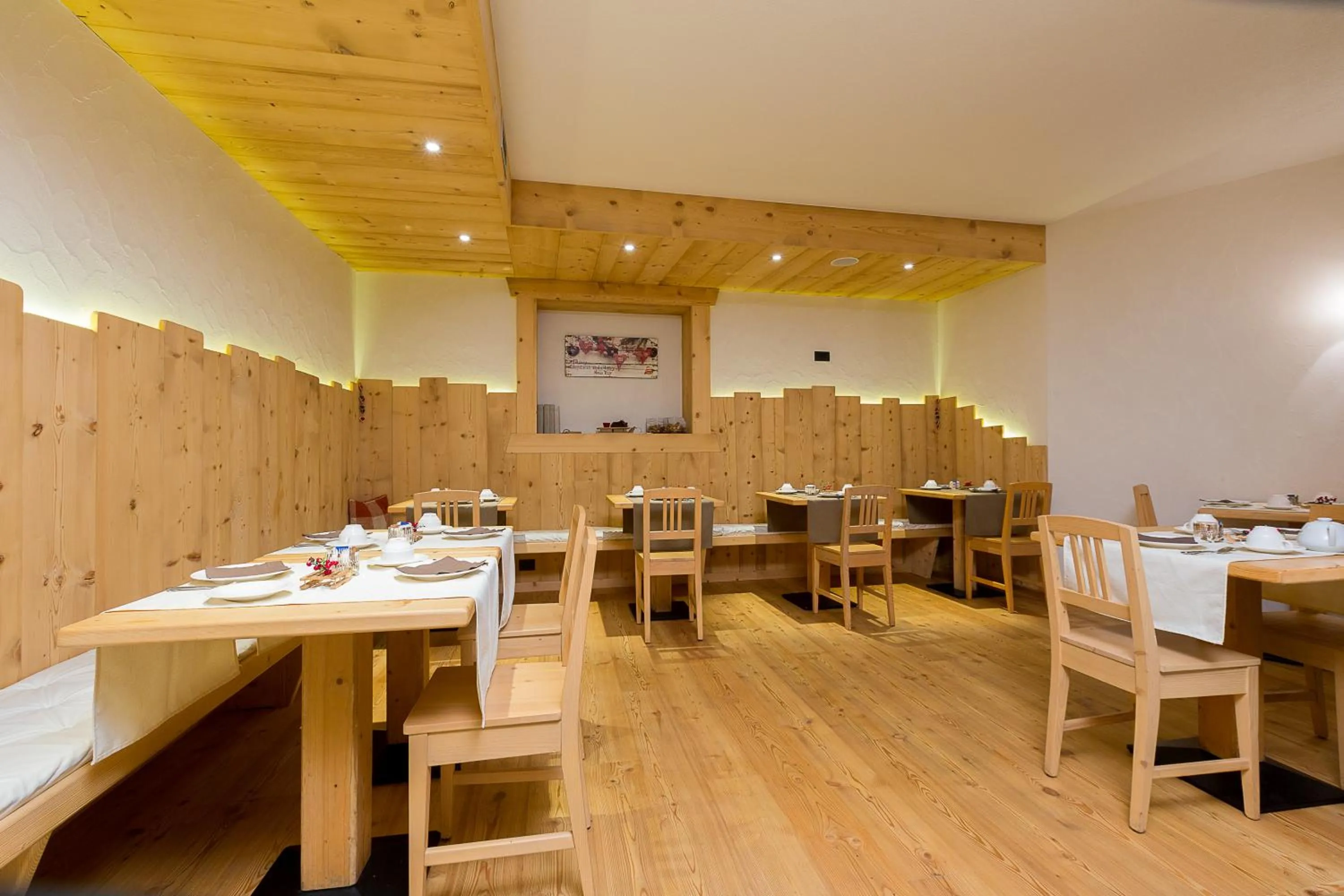 Restaurant/places to eat in Hotel Champagne