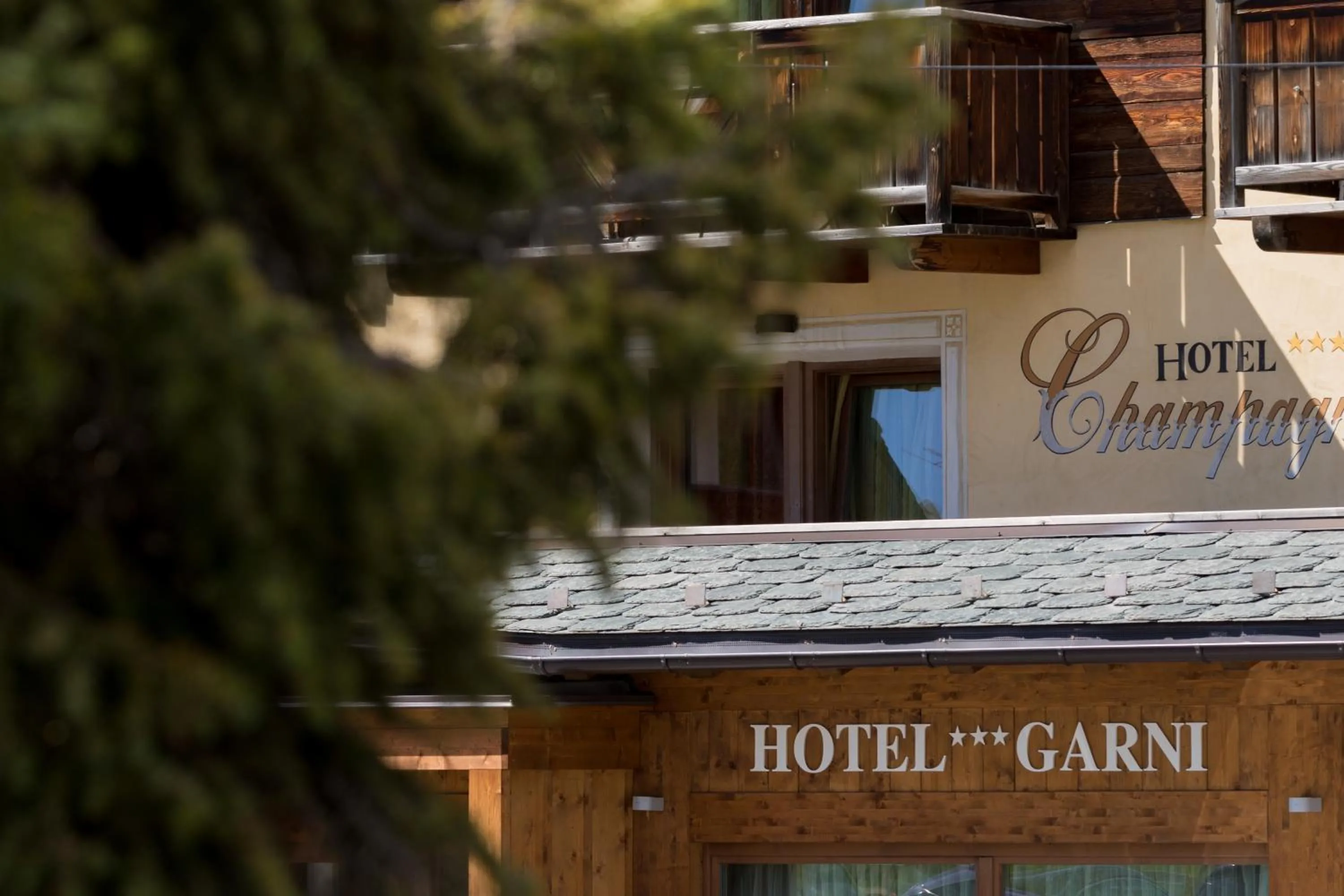 Property building in Hotel Champagne